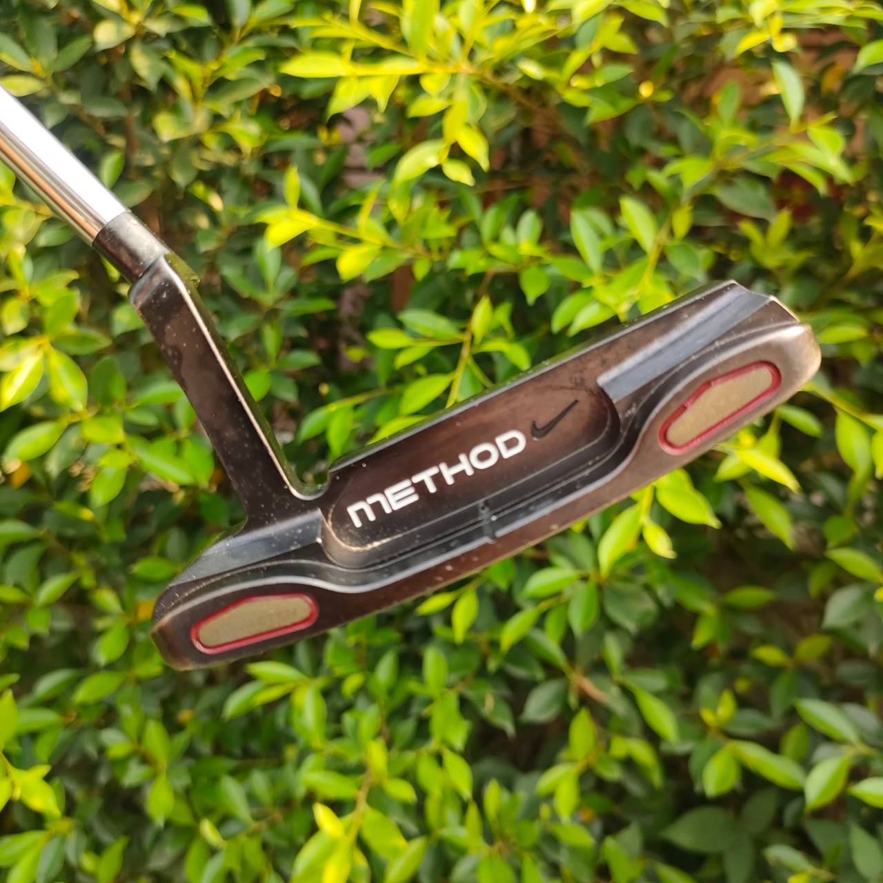 PUTTER NIKE METHOD MIDNIGHT ความยาว 33 นิ้ว พัตเตอร์สุดพรีเมี่ยม หน้าสัมผัสวัสดุพิเศษ ทำให้ลูกเกาะไลน์มาก ถ่วงบล๊านซ์สองฝั่ง งานสุดพิถพิถัน ราคาดันไปเป็นหมื่น คนตามหาเยอะครับ