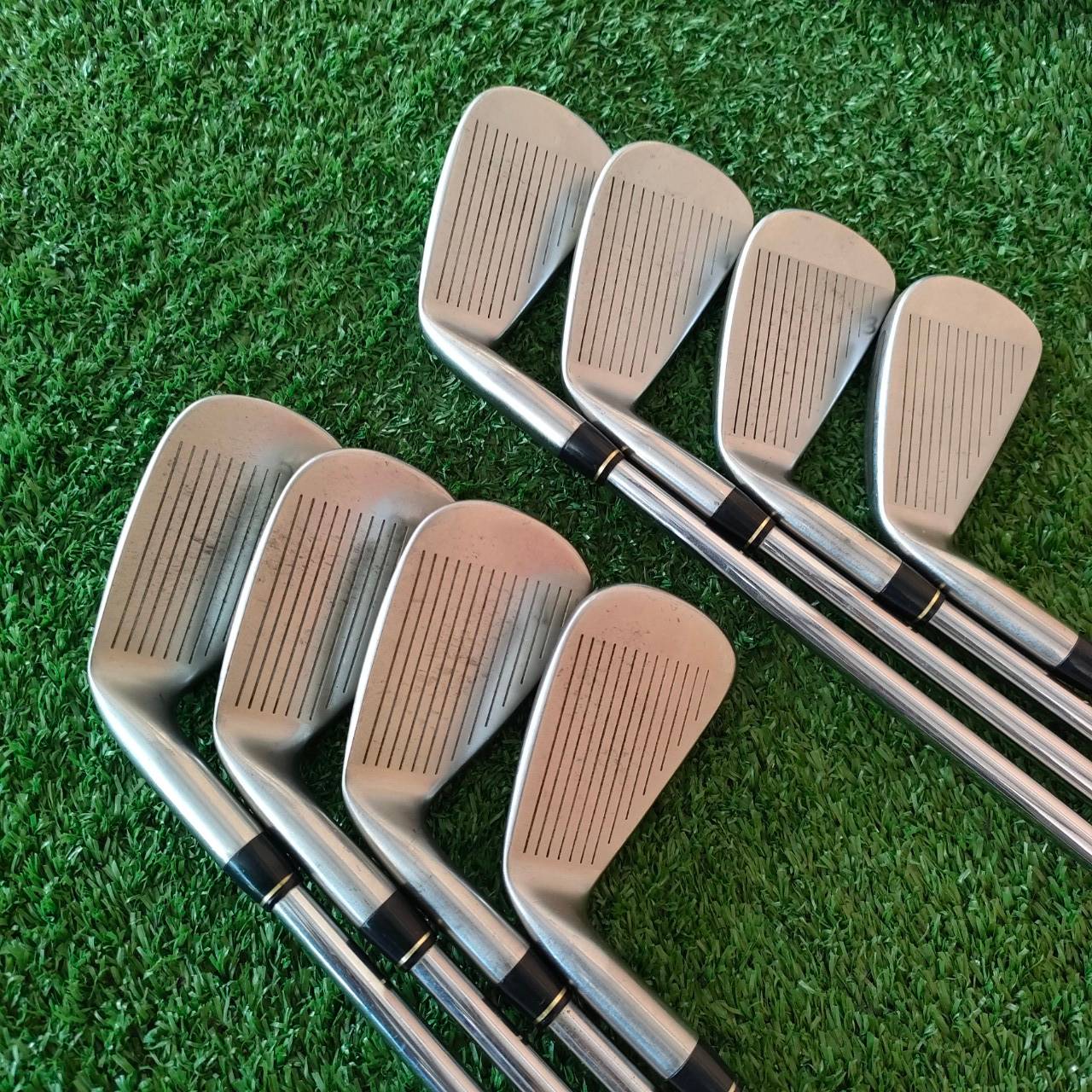 ชุดเหล็ก TAYLORMADE 360 มีเหล็ก 3-9 เเละ PW ก้าน TAYLORMADE S-90 เหล็กใบใหญ่สุดในซีรี่ครับ ตีง่ายและได้ระยะสุดๆ ยังผสม วัสดุ ทังเสตน วางได้บล๊านซ์มาก ตีลูกลอยง่าย ได้ระยะจัดๆเลยครับ ก้านเหล็กเบาเพียงแค่ 90 กรัมเท่านั้น เร่งระยะ ความสนุกได้แบบสุดๆ