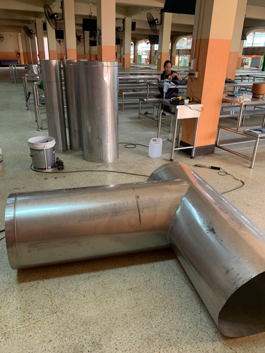 ปล่องดูดควันในโรงอาหาร รร.ฤทธิยะวรรณาลัย(ดอนเมือง)