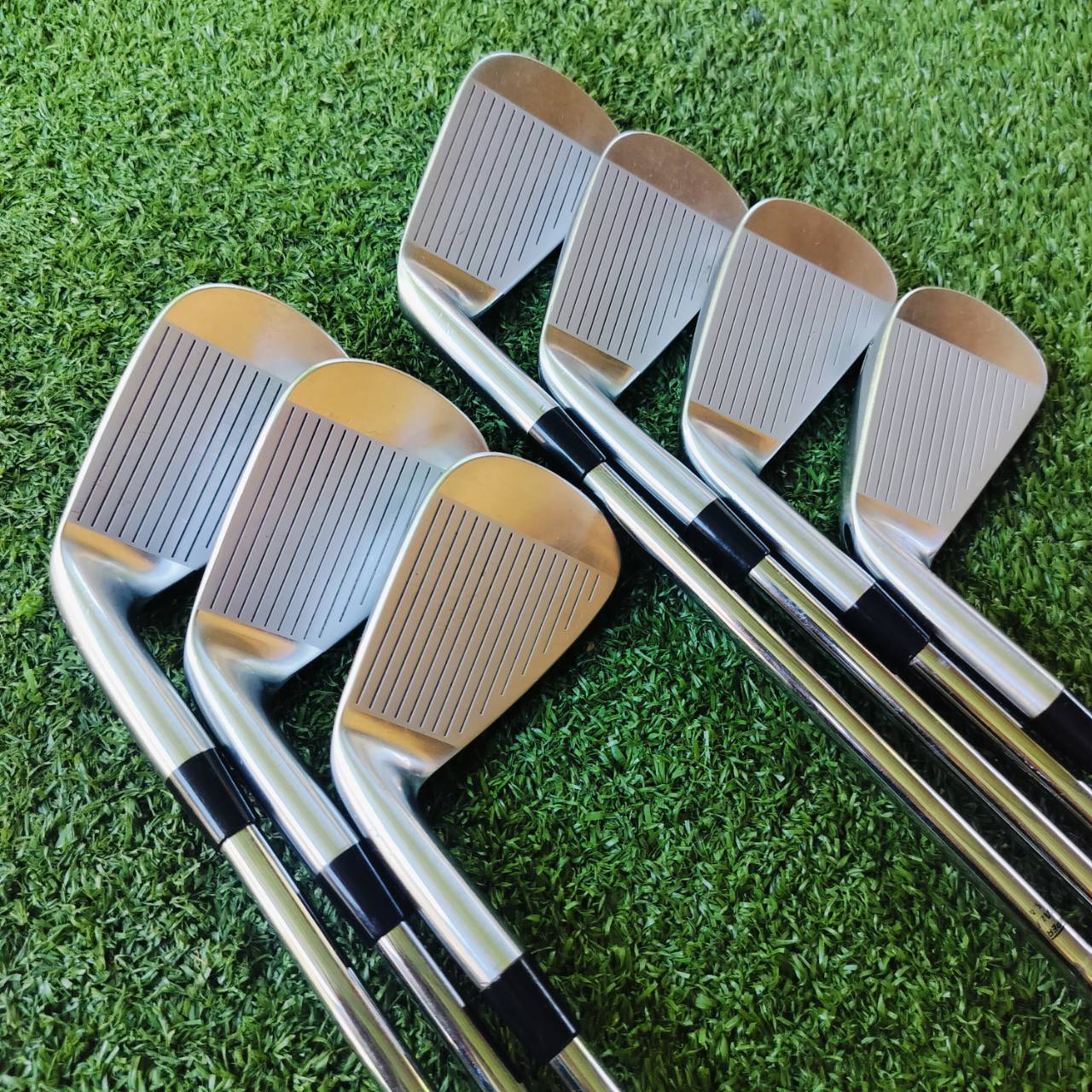 ชุดเหล็ก Callaway X-TOUR เป็นชุดเหล็ก FORGED สุดมันส์ ตีทั้งนุ่มนวลและคม แต่พิเศษมาก โดยมี CAVITY ที่ลึก ตีง่่ายมากๆ และใบไม่ใหญ่ด้วยค่ะ ครบเครื่องมาก ไม้กอล์ฟพรีเมี่ยมมือสอง ของแท้ By NakaraLuxurious