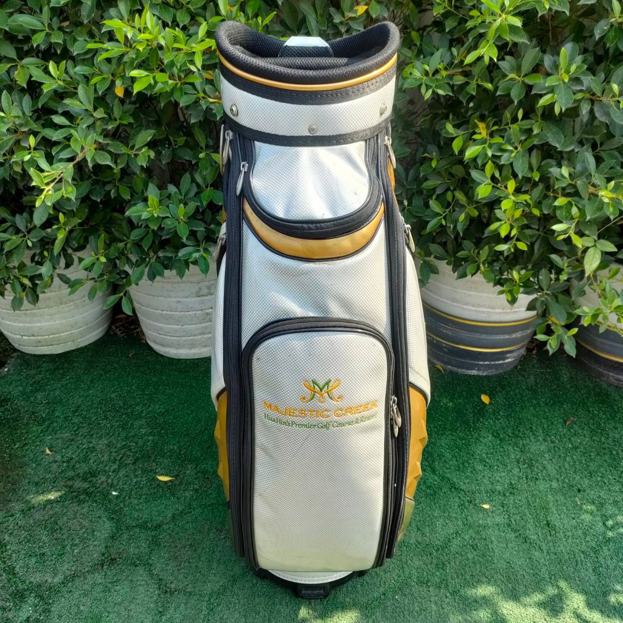 ถุงกอล์ฟ MAJESTIC CREEK มือสอง ** คอพเวอร์มีตำหนิ เเป๊กหลุด 2จุด ** สภาพสวย หนังแก้ว เป๊กซ่อมร้านกระเป๋าได้ ราคาพิเศษสุดคุ้ม!!!