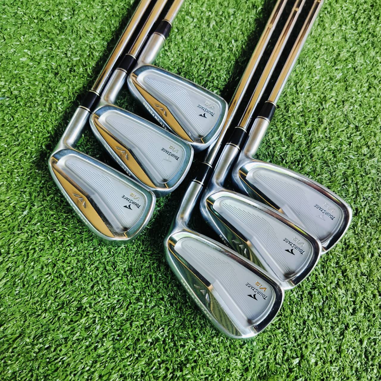 ชุดเหล็ก TOURSTAGE VIQ วัสดุ PREMIUM FORGED สวยจัด ตีนุ่มแบบจัดๆ และตีง่าย พรีเมี่ยมจริง มี CAVITY ช่วยให้ตีง่ายขึ้น และ ตีตรงอย่างมากเลยค่ะ แน่นๆ สปินดีด้วย ก้าน NS PRO V90 FLEX R เบา 90 กรัม ไม้กอล์ฟพรีเมี่ยมมือสอง ของแท้ By NakaraLuxurious
