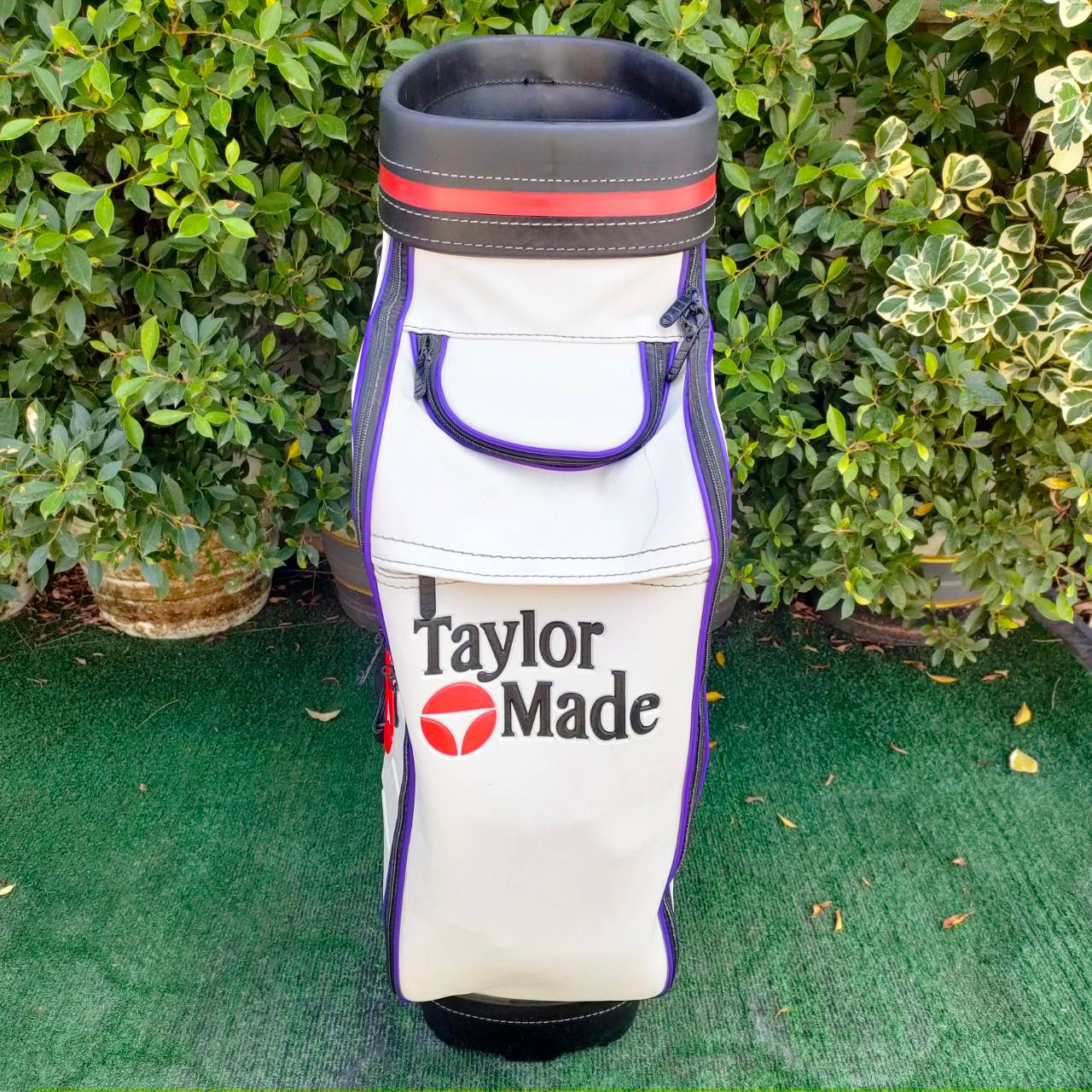 ถุงกอล์ฟ TAYLORMADE มือสอง ของแท้ สภาพเดิมๆเลย มีซิปเปิดด้านหน้าได้ด้วยครับ หนังสวยสีขาวอย่างดี ไม้กอล์ฟมือสอง ของแท้ BY NakaraLuxurious