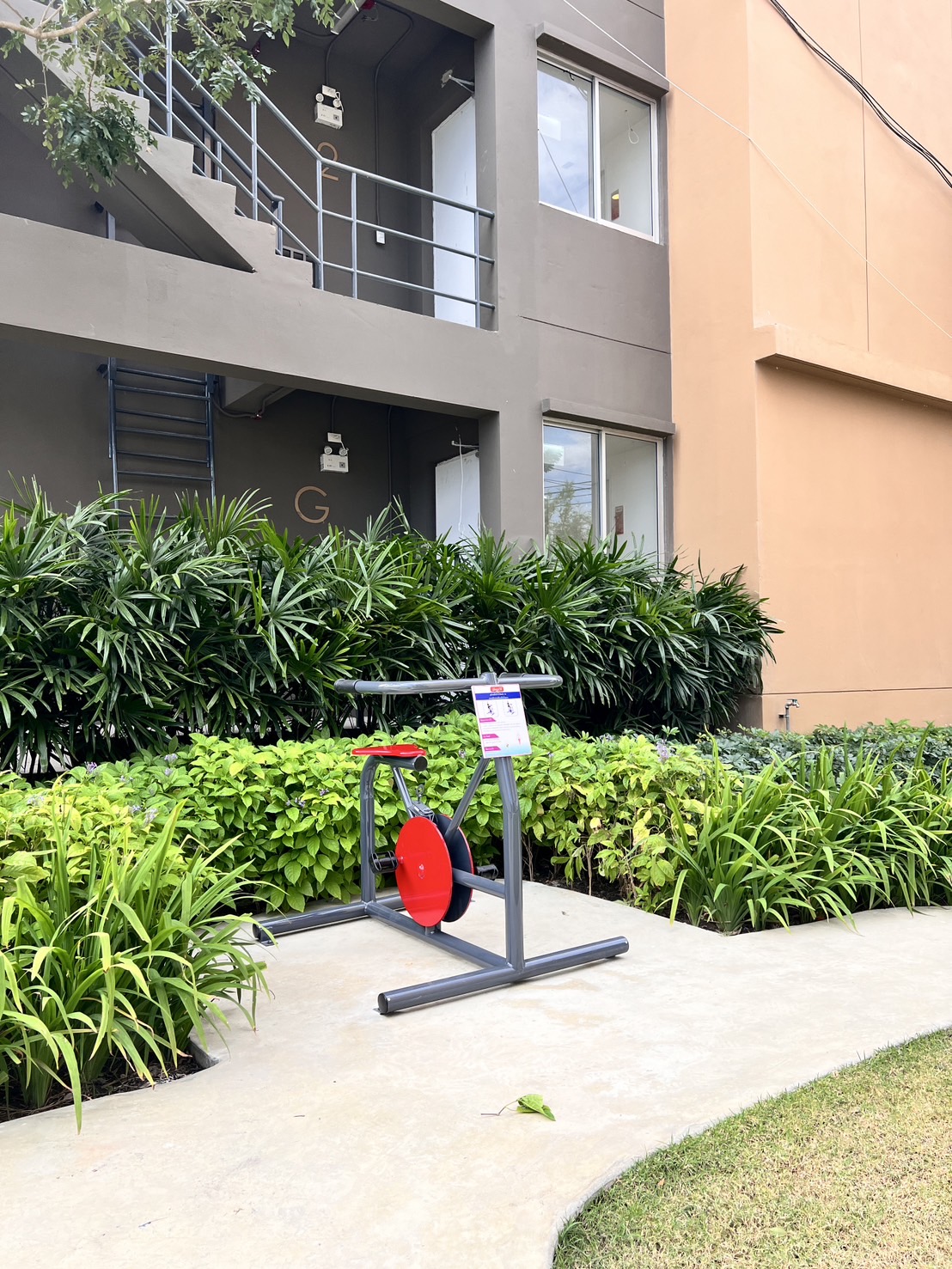 เครื่องออกกำลังกายกลางแจ้ง อุปกรณ์นั่งปั่นจักรยาน ลานกีฬาอเนกประสงค์ สนามกีฬา ผลิตในไทย สั่งทำตามสีที่ต้องการได้