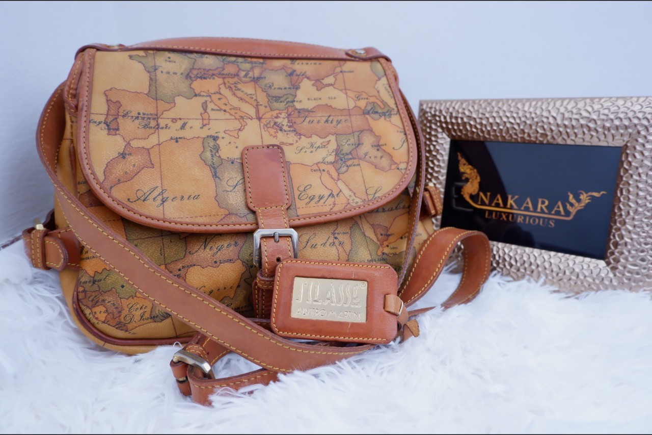 Nakala Luxurious Alviero Martini ทรงชามัวร์ค่ะ MADE IN ITALY ของแท้ 100 เปอร์เซ็นต์ มีแผนที่ประเทศไทยอยู่ตรงหน้ากระเป๋า