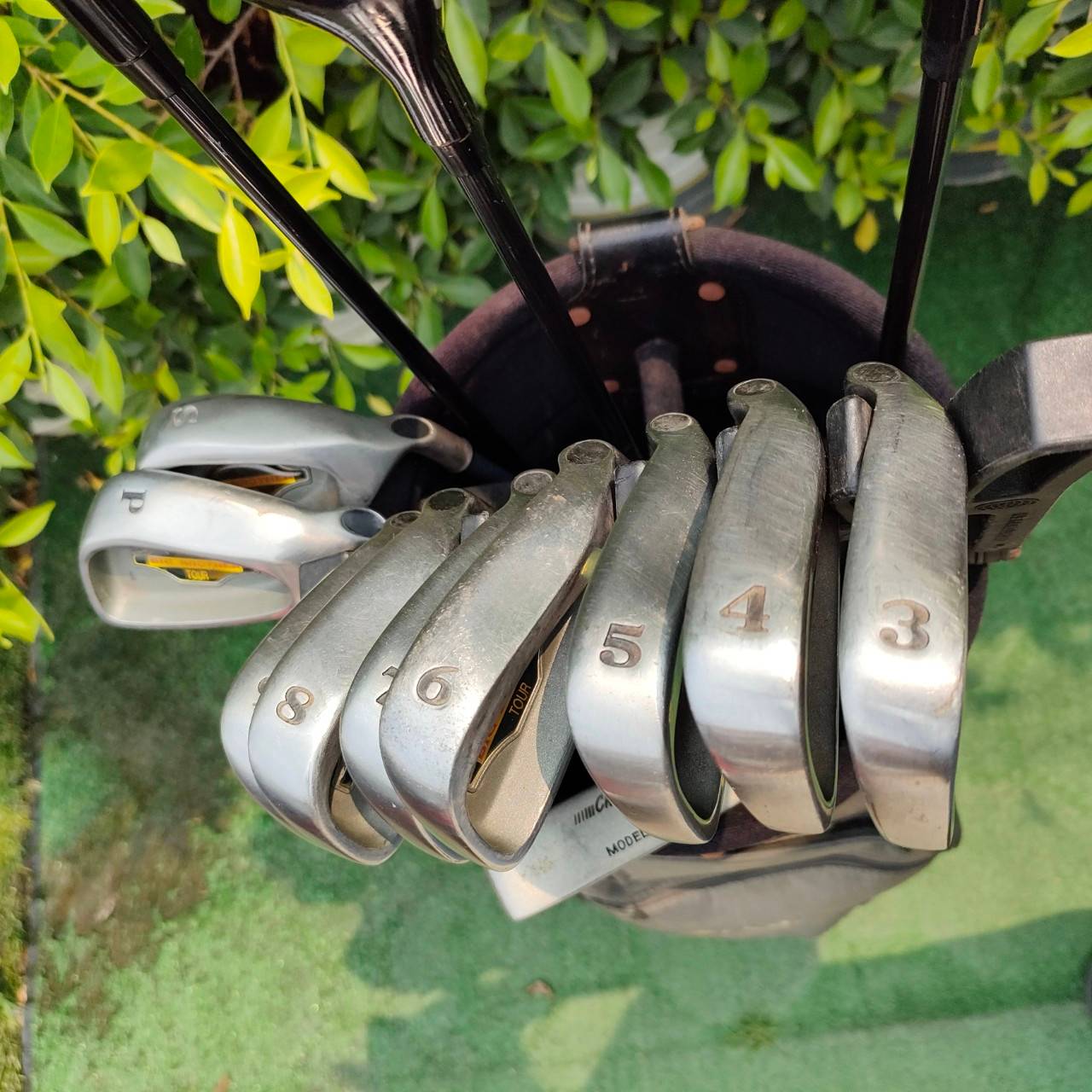 FULLSET CALLISO TSZ ทั้งชุดประกอบด้วย DRIVER FAIRWAY 2 ชิ้น ชุดเหล็ก มีเหล็ก 3-9 เเละ PW SW PUTTER เเละ พร้อมถุงกอล์ฟ ครบชุดสามารถออกรอบได้เลยครับ ราคาพิเศษสุดๆเลยครับ