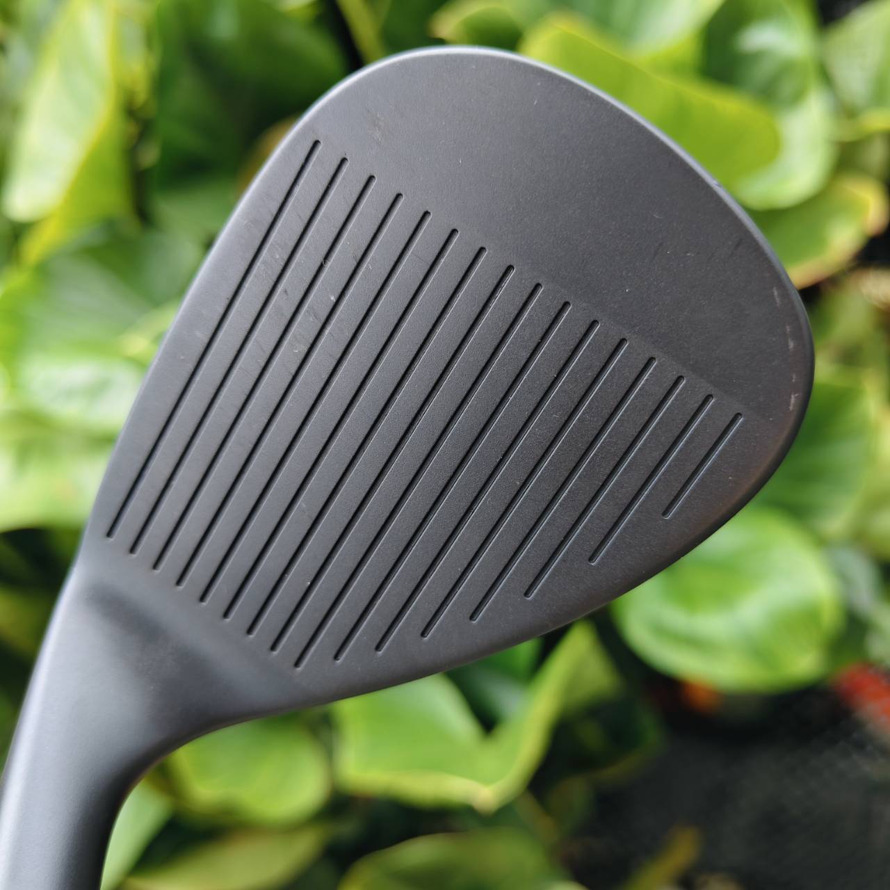 Nike SV‑T Wedge – 56° / Bounce 14° Sand Wedge ที่ให้ Spin ควบคุมระยะ รอบกรีนได้แม่นยำ