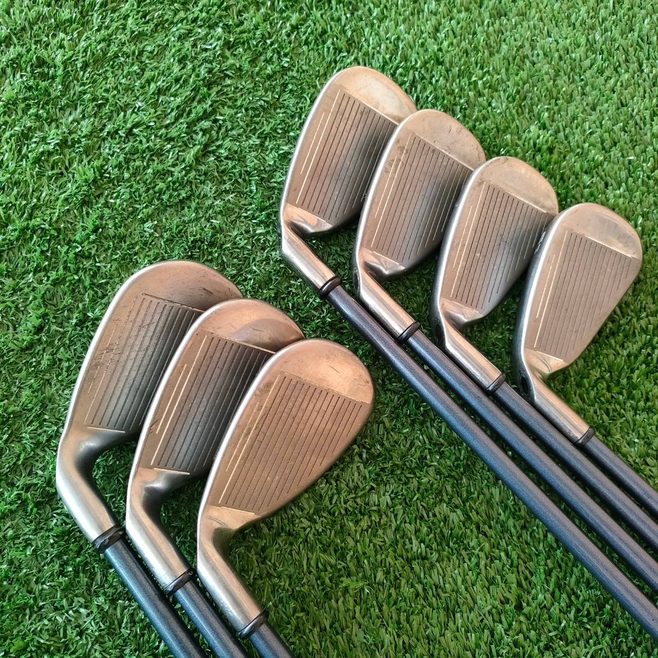 ชุดเหล็ก CALLAWAY HAWK EYE มีเหล็ก 6-9 เเละ PW AW SW ก้าน GBB HAWK EYE UL FLEX R ** กริฟ ไม่ค่อยดีนะครับ ** ชุดนี้เป็นตัว TOP ที่แพงสุดๆ ของแบรนด์ Callaway ในตอนนั้น ที่เป็นชุดที่บอกว่าตีไฟแล็บ เพราะทำจากวัสดุไทเทเนี่ยม หน้าเด้ง ซึ่งหายากมากแม้ในปัจจุบันน