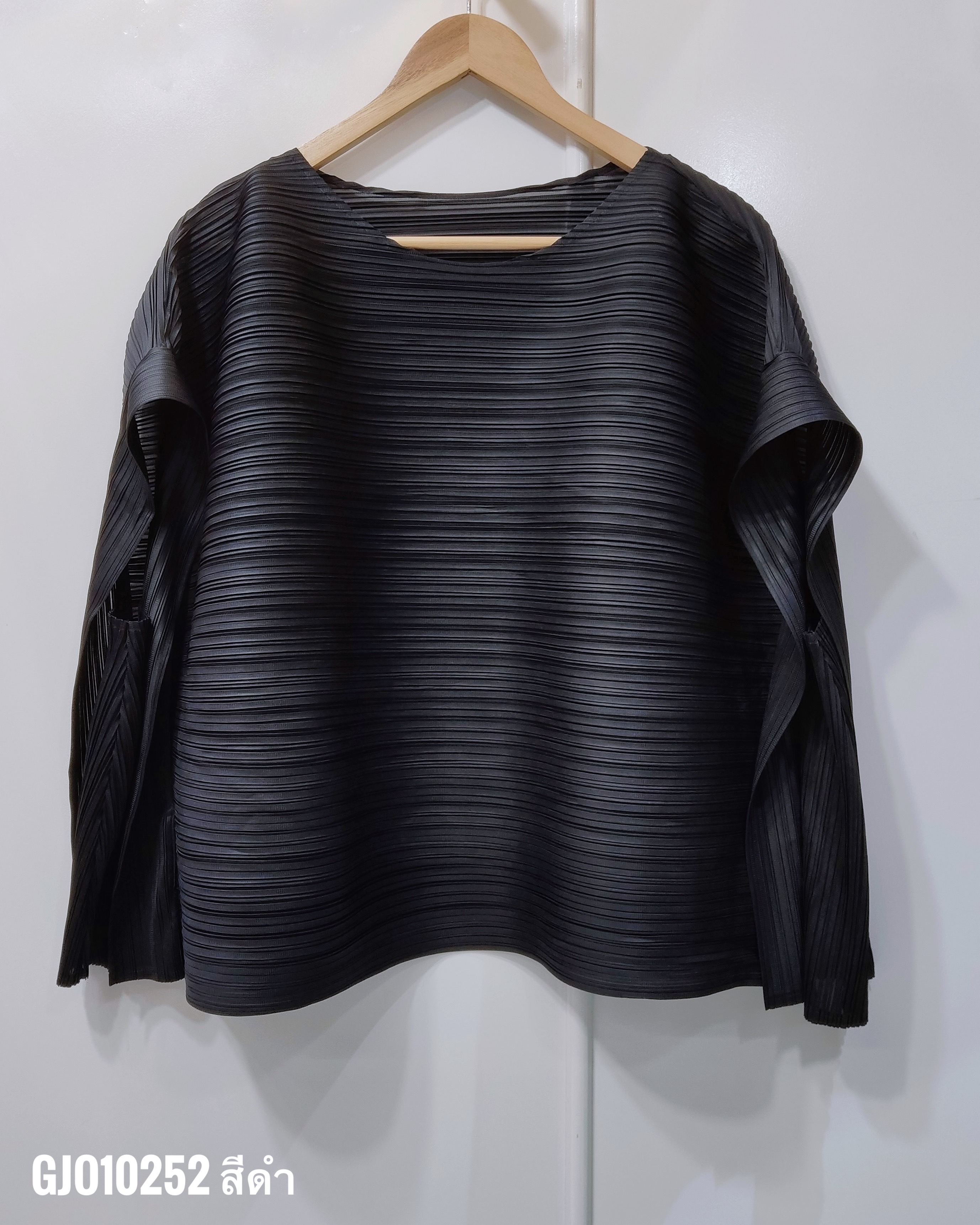 2MUAY รุ่น GJO10252 เสื้ออัดพลีท DROP SLEEVE PLEATED TOP สีดำ FREE SIZE