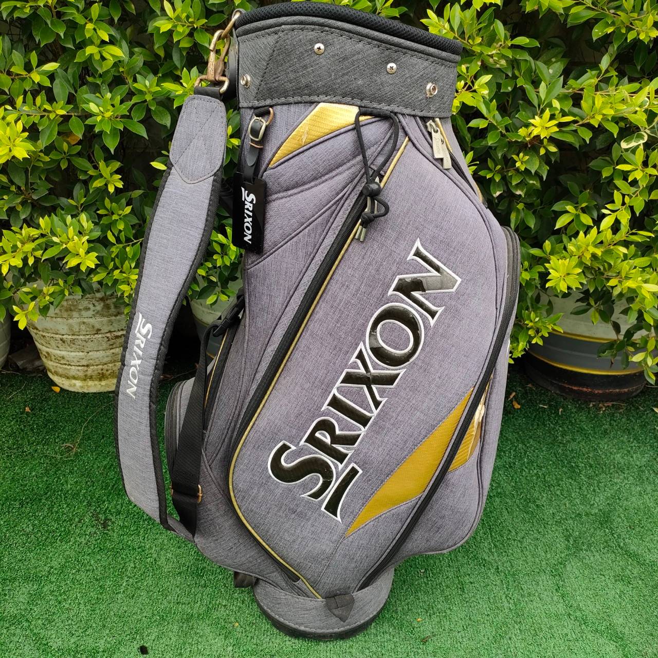 ถุงกอล์ฟ SRIXON มือสอง ปากถุง 8 นิ้ว ** ถุงกอล์ฟมีตำหนินิดหน่อยค่ะ มีรูปตำหนิให้ชมนะค๊า ** เป็นถุงของแท้จากญี่ปุ่นค่ะ มือหนึ่งแพงมาก!!! ไม้กอล์ฟมือสอง ของแท้ BY NakaraLuxurious