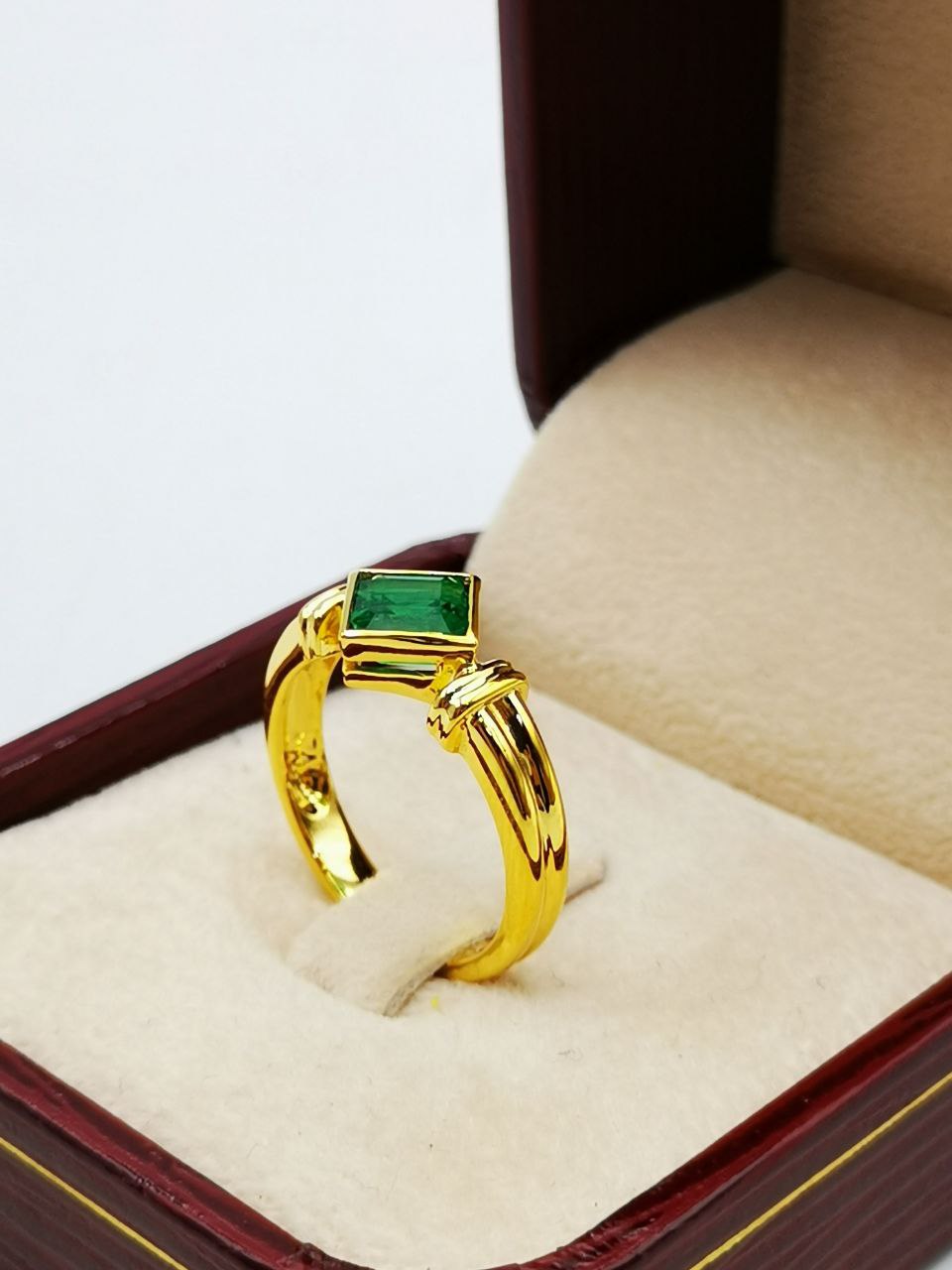 แหวนทอง พลอยมรกต อัญมณีสีเขียวสดใส "พลอยมรกต” เป็นเครื่องรางที่ทำให้โชคดี สมหวังในเรื่องของความรัก ช่วยในเรื่องโชคลาภ ร่ำรวย เงินทองไหลมาไม่ขาดสายและยังเป็นอัญมณีที่ศักดิ์สิทธิ์ มีอำนาจปกป้องคุ้มครองภัยอันตรายจากสิ่งชั่วร้ายต่างๆ อีกทั้งยังช่วยดูดพลังให้ร่างกายฟื้นจากคความเหนื่อยล้าได้อีกด้วย