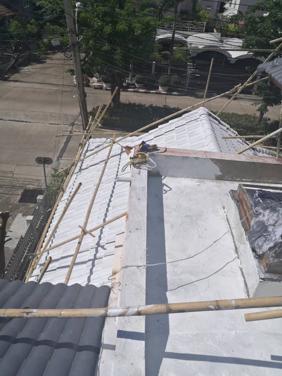 งานทาสีบ้าน และทาสีหลังคาพร้อมกันซึม ม.สินบดี