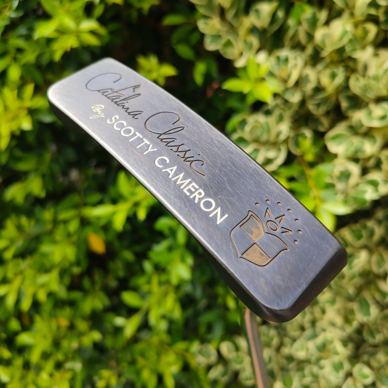 Scotty Cameron Catalina Classic ความยาว 34 นิ้ว สวยมากๆ พร้อม COVER เดิม เป็นรุ่น LIMITED หายากมากๆ ตอนนี้มืองสอง ราคาในต่างประเทศ ประมูลพุ่งไปถึง 5 หมื่นบาท สุดยอดของสุดยอดคุณภาพ สวย เดิม COVER เดิม