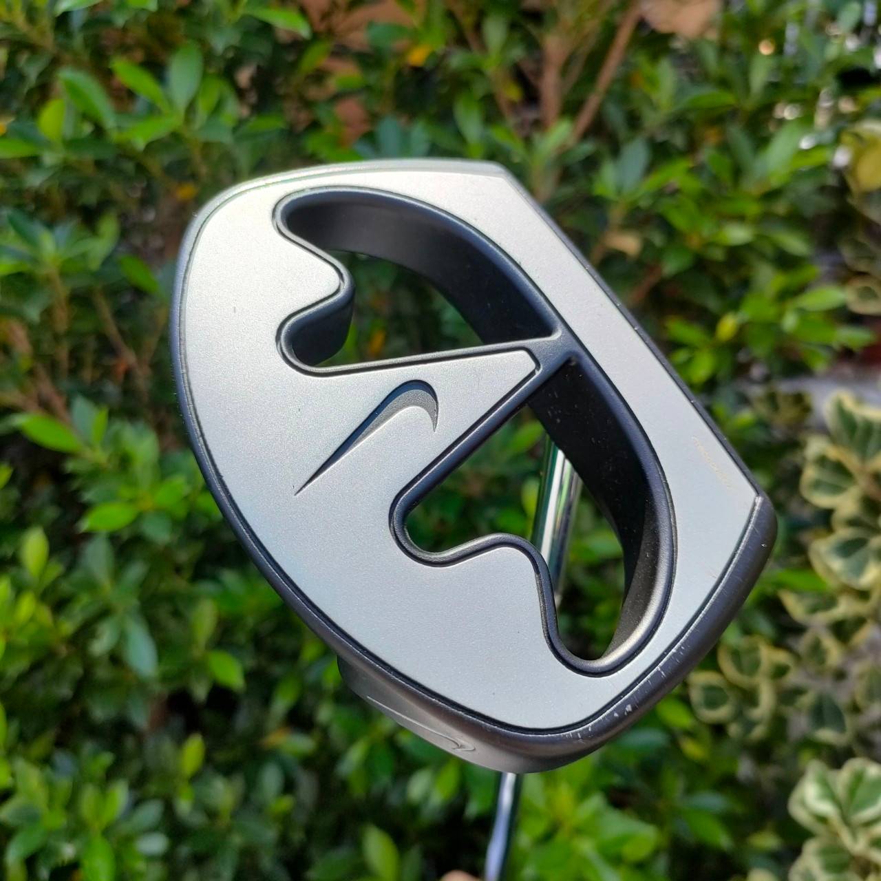 PUTTER NIKE T130 ความยาว 34 นิ้ว ก้าน CENTER SHAFT ฟิลลิ่งคล้ายๆชิพ หัวกระจายน้ำหนัก ชดเชยความผิดพลาดได้สูงมาก หน้า MILLED เกาะไลน์มากๆครับ สภาพสวยมาก เดิมๆ COVER เดิม