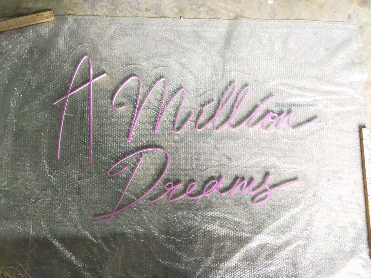 ไฟนีออน เฟค