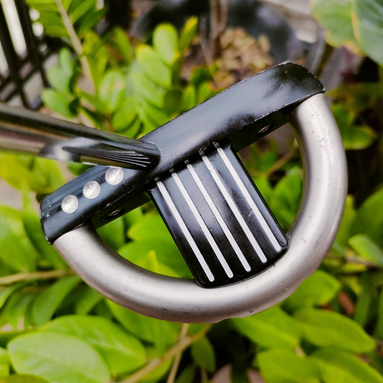 PUTTER TITLELIST SCOTTY CAMERON FUTURA MALLET2 ความยาว 35 นิ้ว พัตต์นิ่งมาก แม่นยำ ตัวถ่วงบล๊านซ์ด้านหลัง สองหมุด ชดเชย ความผิดพลาดได้อย่างสูงมากๆ นิ่งมาก ก้านตรง เวลาพัตต์ฟีลลิ่งดีมากๆๆครับ หน้า MILLED พัตต์เกาะไลน์สุดๆ เส้นเล็งดีมากๆ ไม้กอล์ฟมือสอง ของแ