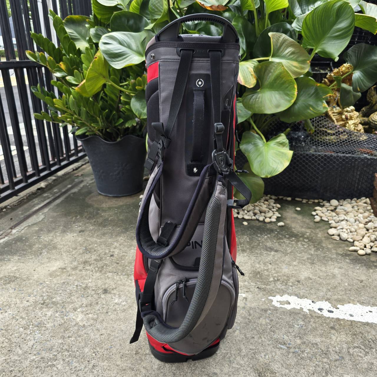 ถุงกอล์ฟ PING HOOFER14 มือสองของแท้ ถุงกอล์ฟแบบ 14 ช่อง เบาเพียง 2.5 กิโลกรัม วัสดุที่ทนทานแข็งแรง มีช่องใส่ของเยอะมาก