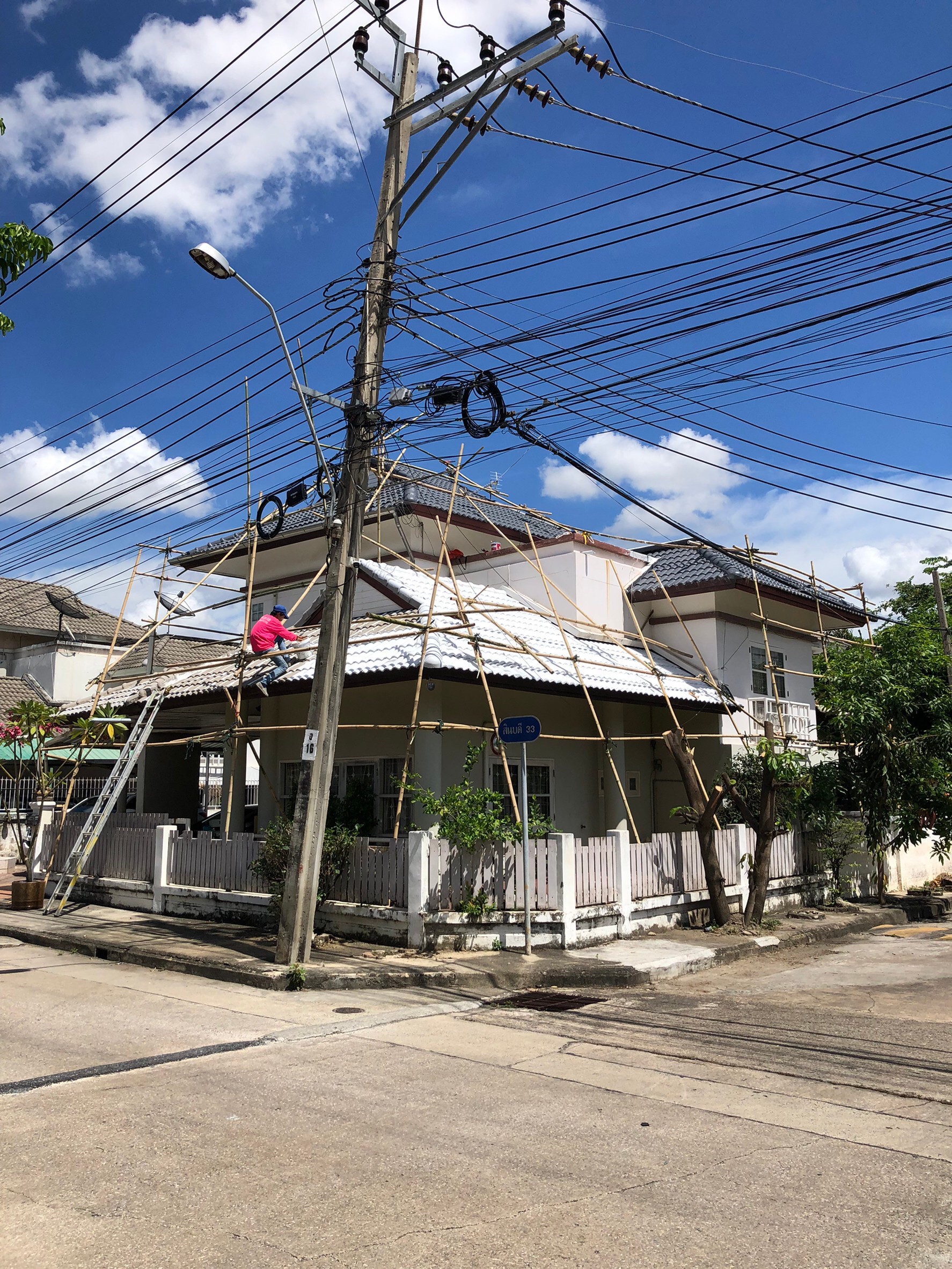 งานทาสีบ้าน และทาสีหลังคาพร้อมกันซึม ม.สินบดี