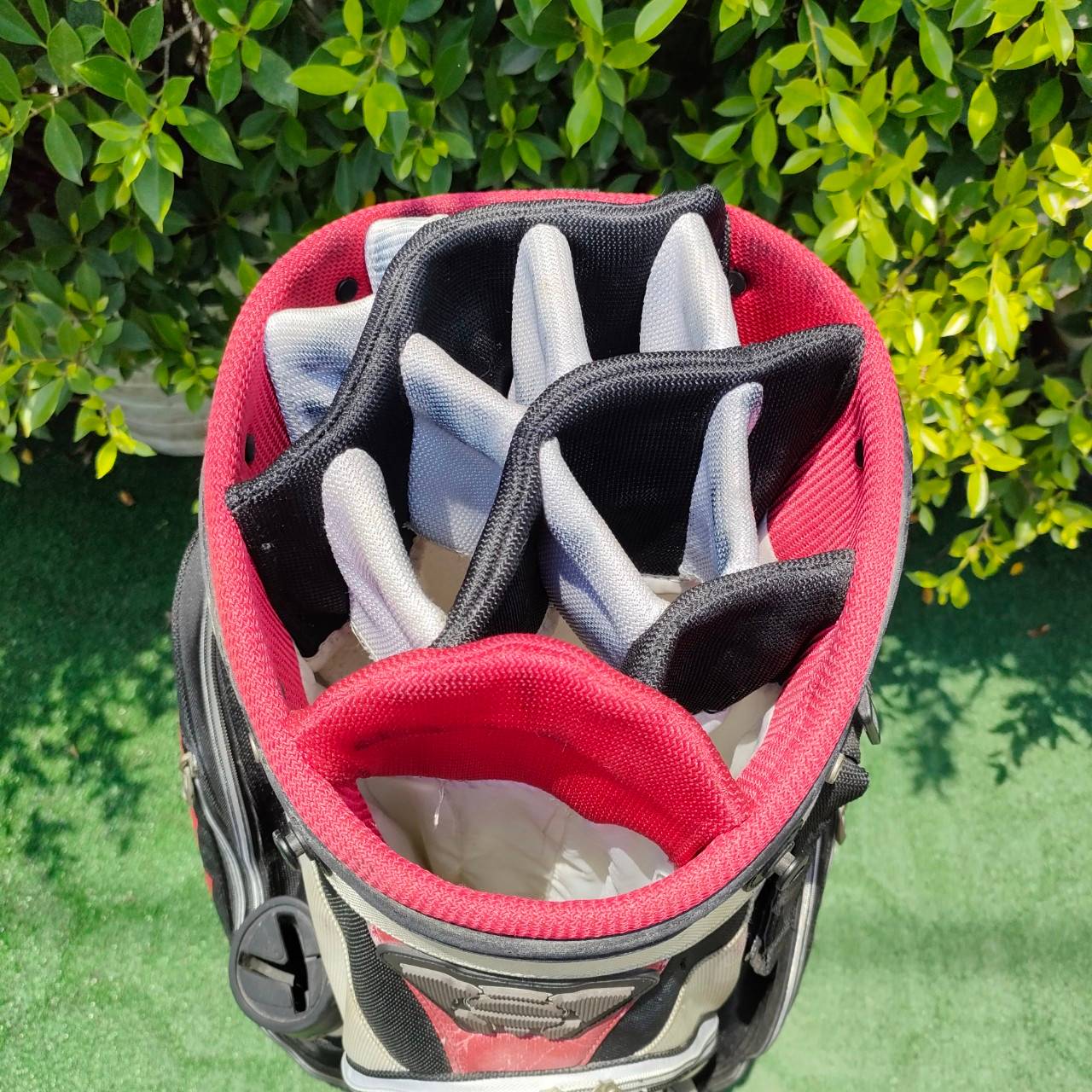 ถุงกอล์ฟ TAYLORMADE มือสอง ถุงของแท้เลยครับ ใบนี้มีลอย ลอก เล็กๆน้อยๆนะครับ