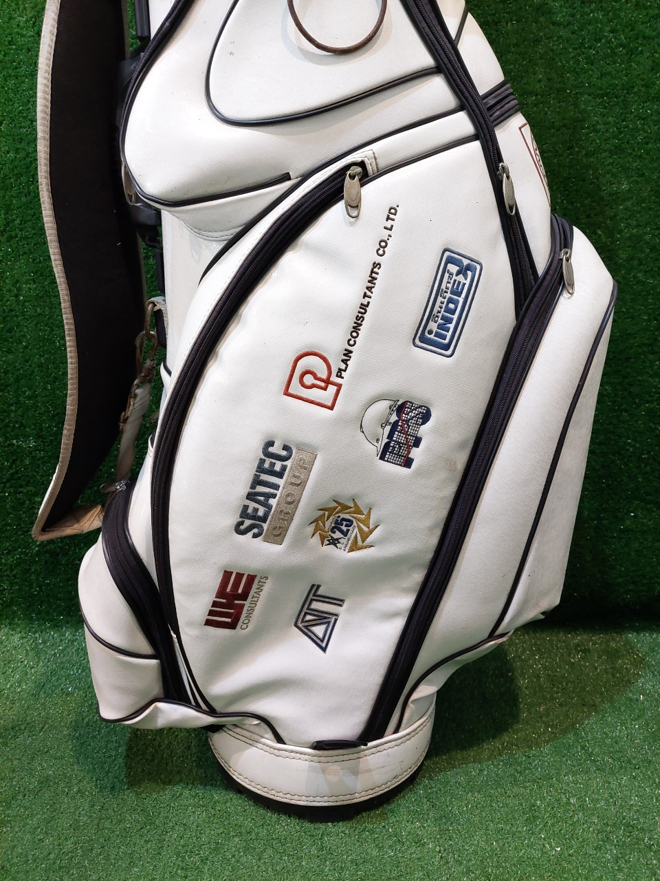 ถุงกอล์ฟสีขาว ติดอาร์ม วิสวะ สวยเดิมๆทั้งถุงครับ เท่มาก