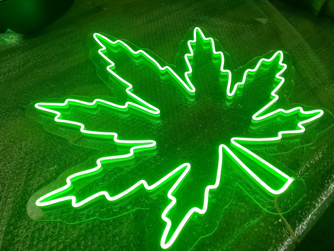 #ป้ายไฟนีออนดัดรูปใบกัญชา