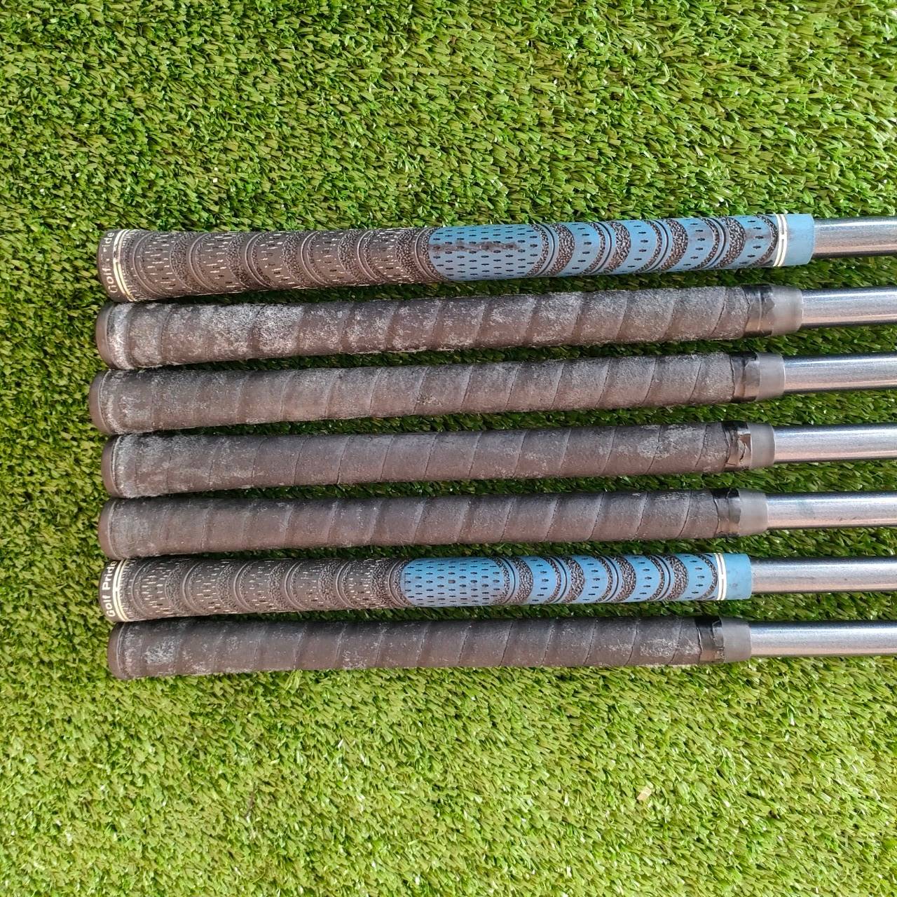 ชุดเหล็ก CALLAWAY HAWK EYE มีเหล็ก 6-9 เเละ PW AW SW ก้าน GBB HAWK EYE UL FLEX R ** กริฟ ไม่ค่อยดีนะครับ ** ชุดนี้เป็นตัว TOP ที่แพงสุดๆ ของแบรนด์ Callaway ในตอนนั้น ที่เป็นชุดที่บอกว่าตีไฟแล็บ เพราะทำจากวัสดุไทเทเนี่ยม หน้าเด้ง ซึ่งหายากมากแม้ในปัจจุบันน