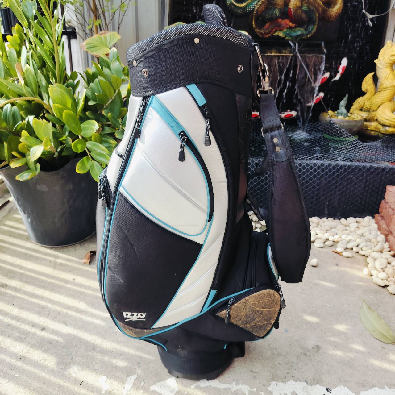 IZZO GOLF BAG มือสอง ของแท้ สภาพสมบูรณ์เดิมๆ ถุงใช้ดีมากๆ ซิปและช่องทั้งหมดใช้ได้ดีมาก ถุงกอล์ฟพรีเมี่ยมมือสอง ของแท้ By NakaraLuxuriious