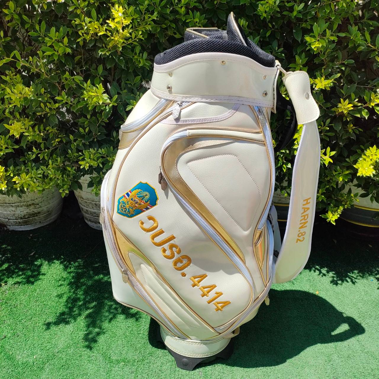 ถุงกอล์ฟ HARN.82 มือสอง วัสดุหนังเเก้ว เป็นถุงทัวร์ ไม่เคยผ่านการใช้งาน สภาพสวย สีขาวครีม คลิปทอง มือสอง ของแท้ BY NakaraLuxurious