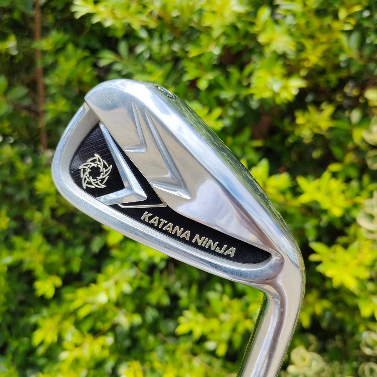 ชุดเหล็ก KATANA NINJA มีเหล็ก 6-9 เเละ PW ก้าน NINJA VOLTIO FLEX SR ตีไกลแบบจัดๆ ไกลกว่าปกติ 1 - 2 เหล็ก หน้าไม้ชันขึ้นมาก แต่ตีลูกลอยง่ายจัด และชดเชยความผิดพลาดสูง วัสดุพรีเมี่ยม ใบไม่ใหญ่เทอะทะ ก้านก็ดีมากๆครับ เหล็ก 6 ก็ไกลกว่าเหล็ก 5 หลายยี่ห้อครับ!!!
