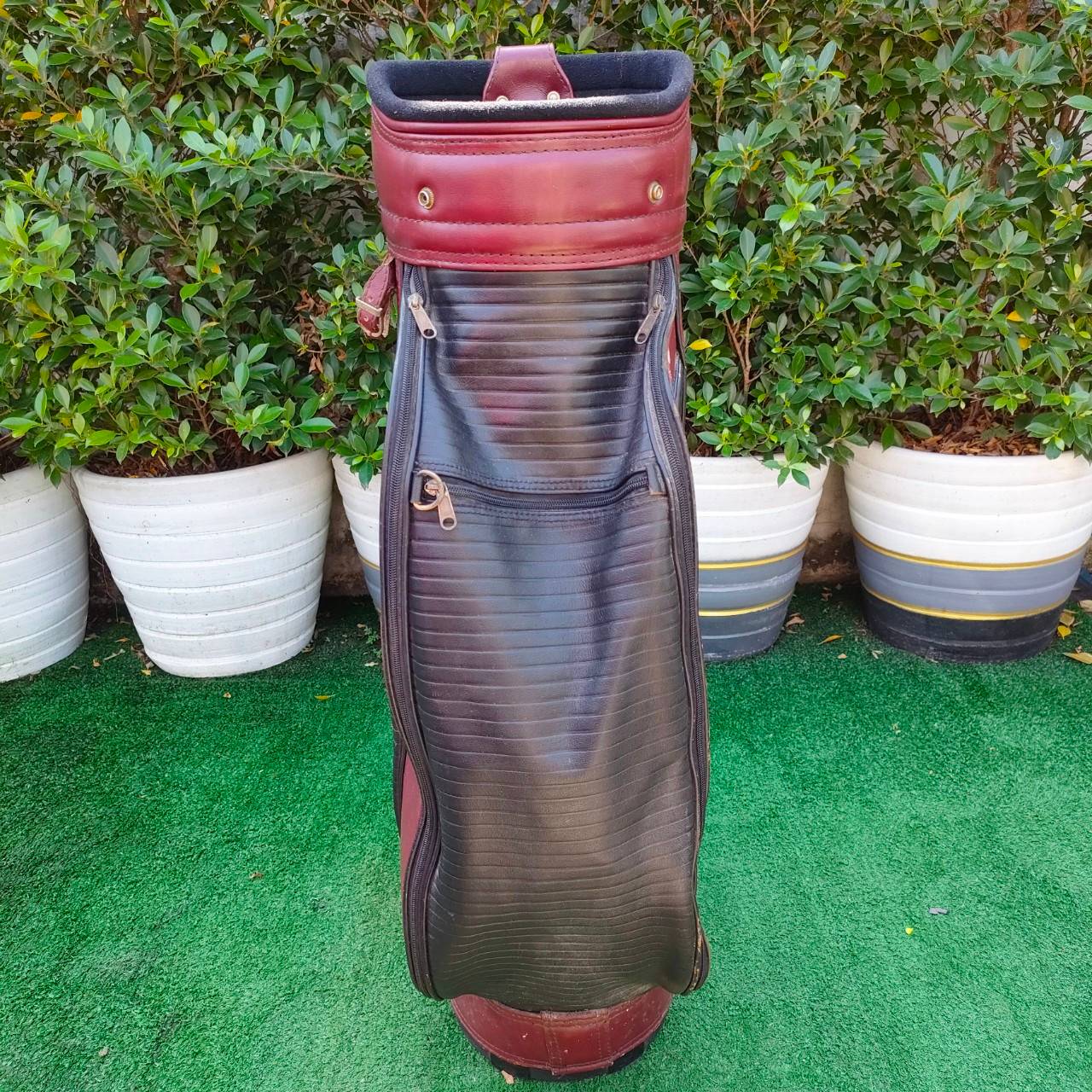 ถุงกอล์ฟหนังแท้มือสอง มีลอยลอกหลายจุด คลาสสิคครับ