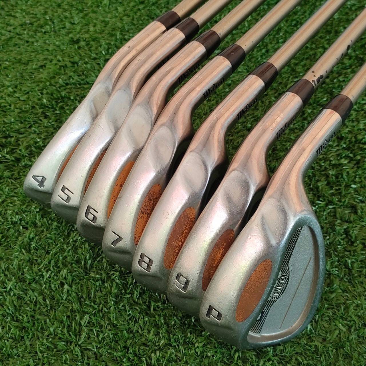 ** ไม้กอล์ฟสำหรับผู้หญิง ** ชุดเหล็ก WILSON 1200 BIMETAL มีเหล็ก 4-9 เเละ PW ก้าน WILSON 1200 FLEX L เหล็กใบใหญ่ตีง่าย มีการถ่วงทังสเตนด้านหลัง ใช้วัสดุแพงมาก ไม้กอล์ฟมือสอง ของแท้ BY NakaraLuxurious