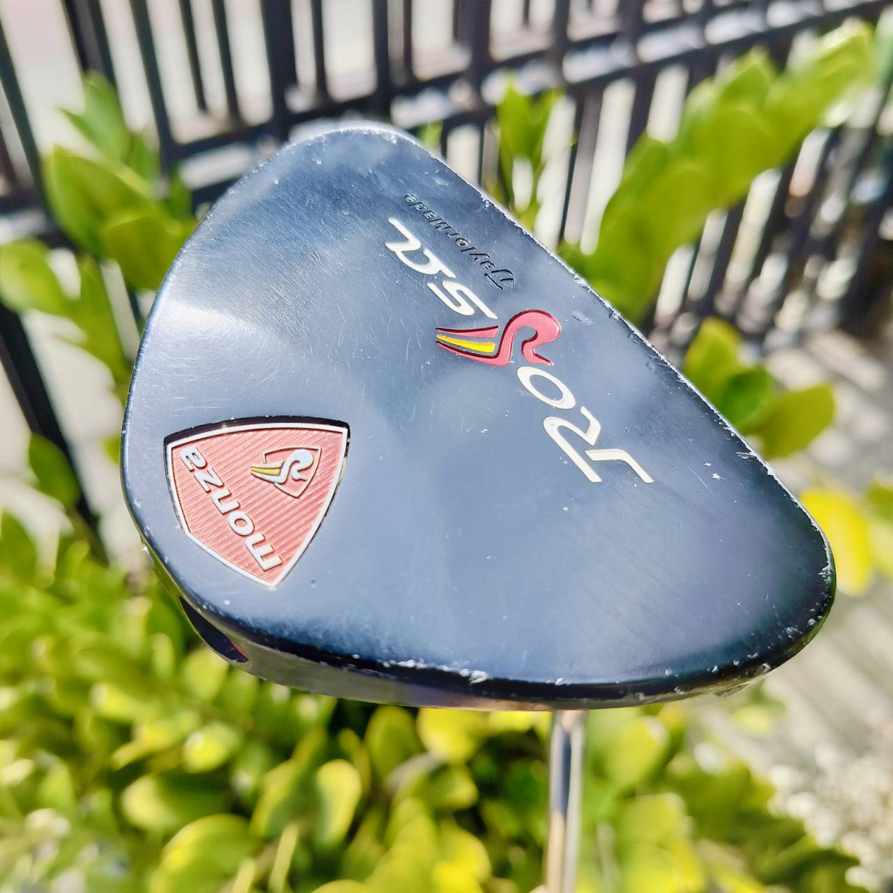 PUTTER TAYLORMADE ROSSA ตัว MONZA ความยาว 34 นิ้ว รูปทรงสามเหลี่ยม ดึง CG ไว้ลึก ทำให้ออกสโตรคได้ตรงขึ้น ไม้กอล์ฟพรีเมี่ยมญี่ปุ่นมือสอง By NakaraLuxurious