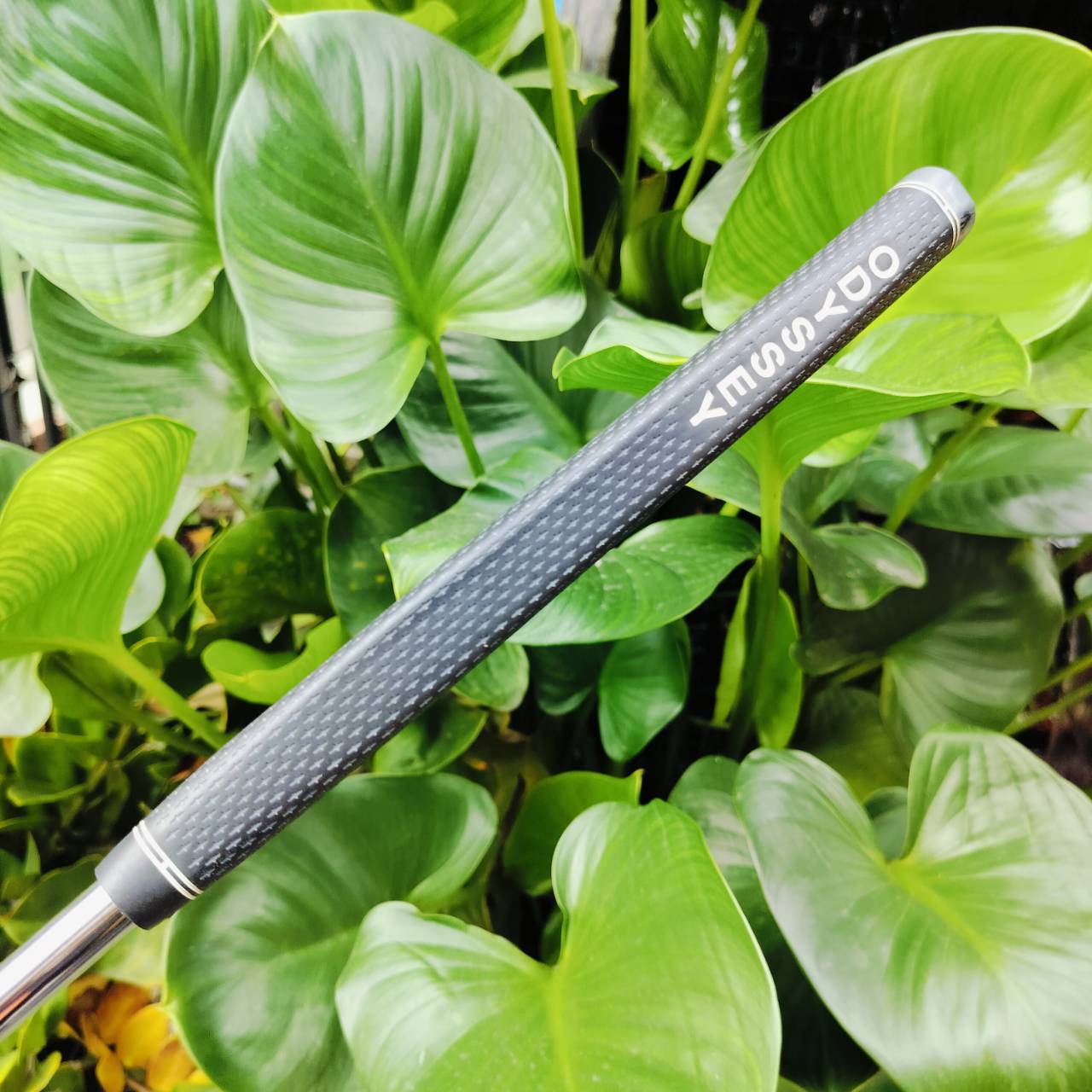 PUTTER ODYSSEY WHITE DAMASCUS ความยาว 33 นิ้ว สุดยอดรุ่นลิมิเต็ดซีรี่ย์ ส้รางจากเหล็ก DAMASCUS วัสดุโบราณ ที่ใช้สร้างดาบ ชื่อดังของโลก และมีการ ใช้เทคโนโลยีวางทังสเตนได้น้ำหนักดีมาก ไม้กอล์ฟพรีเมี่ยมมือสอง ของแท้ By NakaraLuxurious