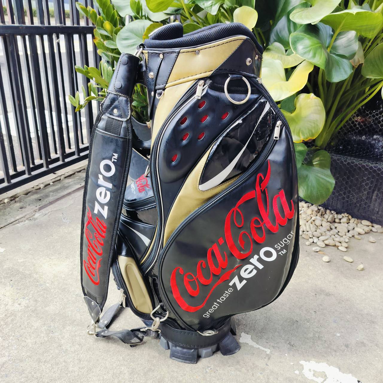 ** มีตำหนิหนังลอก ** ถุงกอล์ฟ COKE ZERO ของแท้ มือสอง มีตำหนิหนังลอกบางจุด โดยรวมยังใช้ได้