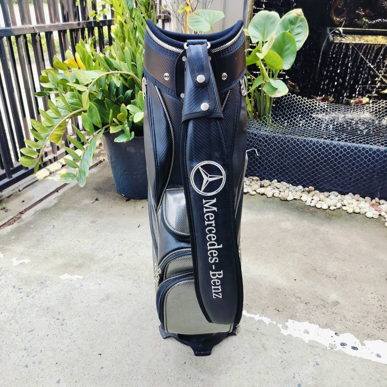 ถุงกอล์ฟมือสอง BENZ สภาพสวยเดิม ใบขนาดกำลังดี วัสดุดีมาก น่าใช้ ใส่ของได้เยอะ กันน้ำ ไม่หนัก