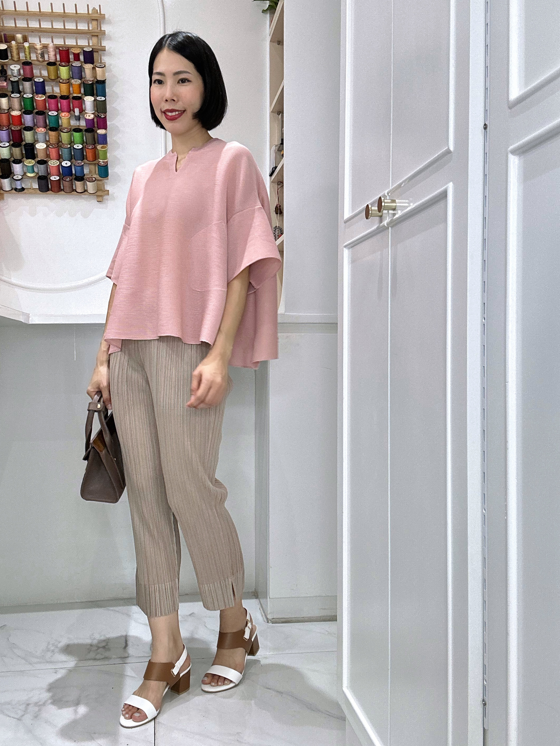 2MUAY รุ่น GJO1289 เสื้อพลีทคุณภาพ OPEN NECK FLARE SLEEVE PLEATED TOP สีดำ FREE SIZE
