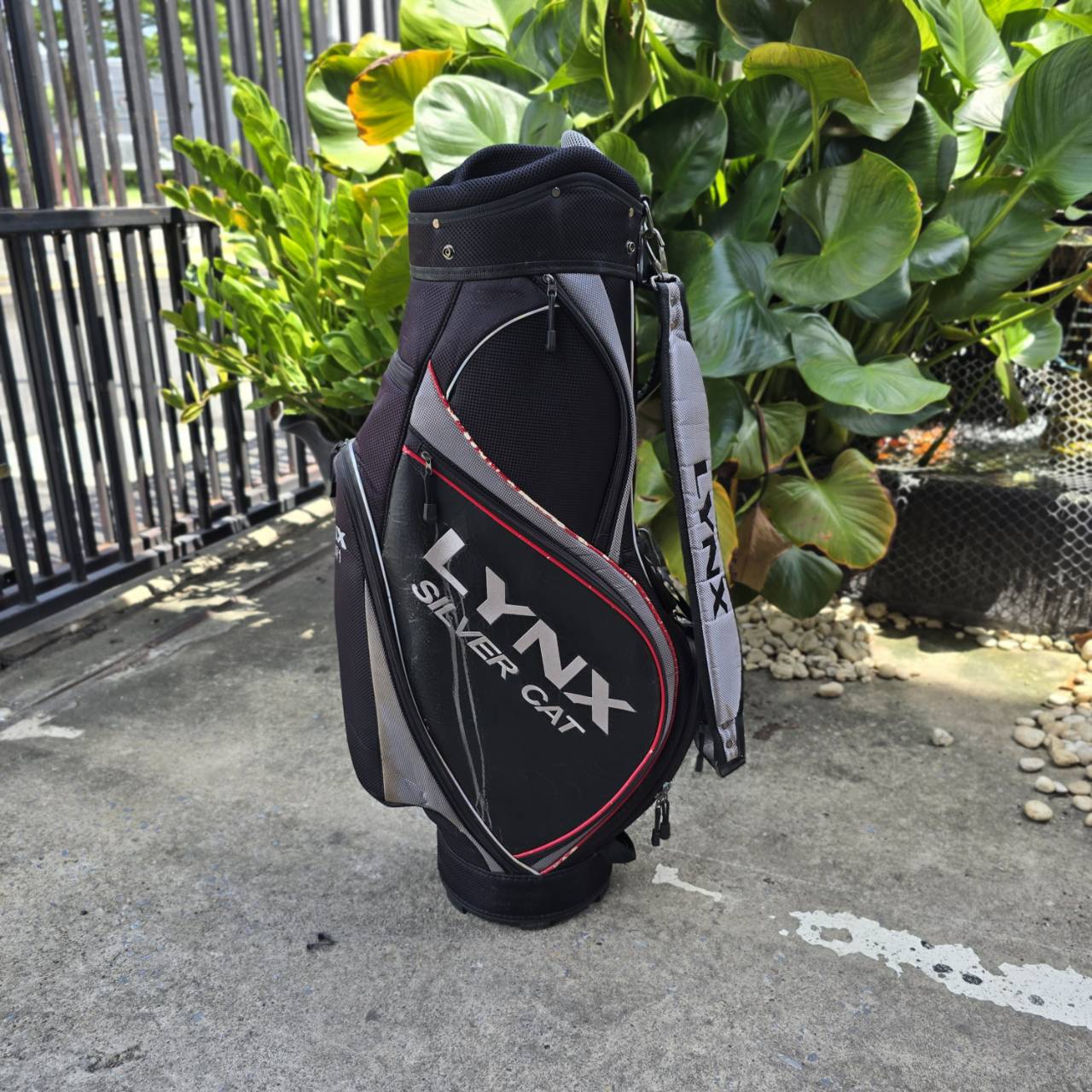 ถุงกอล์ฟ LYNX มือสอง ของแท้ มีรอยแตกบ้าง ตามการเก็บไว้ ใช้งานได้ดี ใส่ไม้ได้เยอะ