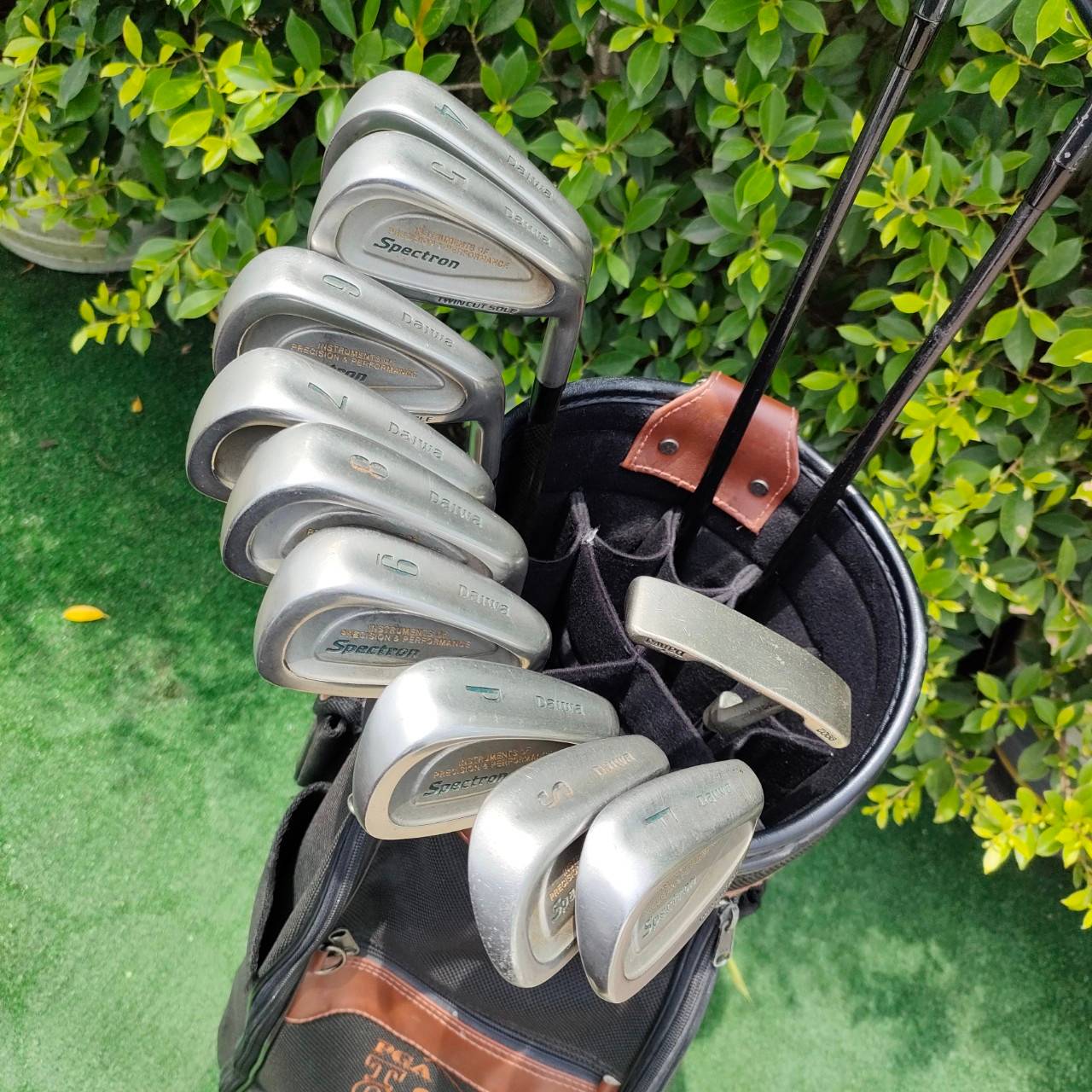 FULLSET DAIWA TEAM DAIWA 301-01 ทั้งชุดประกอบด้วย หัวไม้ 1 , 3 ก้าน DAIWA TR-VII FLEX R ชุดเหล็ก 4-9 เเละ PW SW PUTTER DAIWA พร้อมถุงกอล์ฟ พร้อมออกรอบได้เลยนะครับ