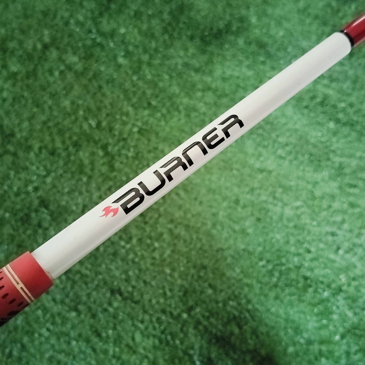 Driver Taylormade BURNER DRAW แก้ปัญหาท่านที่ชอบตี FADE ให้ตีตรงขึ้น กระดองเคฟล่า จุด CG ต่ำ หัวใหญ่ หน้าสวีตสปอตกว้างเน้นตีง่ายๆ ไม้กอล์ฟพรีเมี่ยมมือสอง ของแท้ By NakaraLuxurious