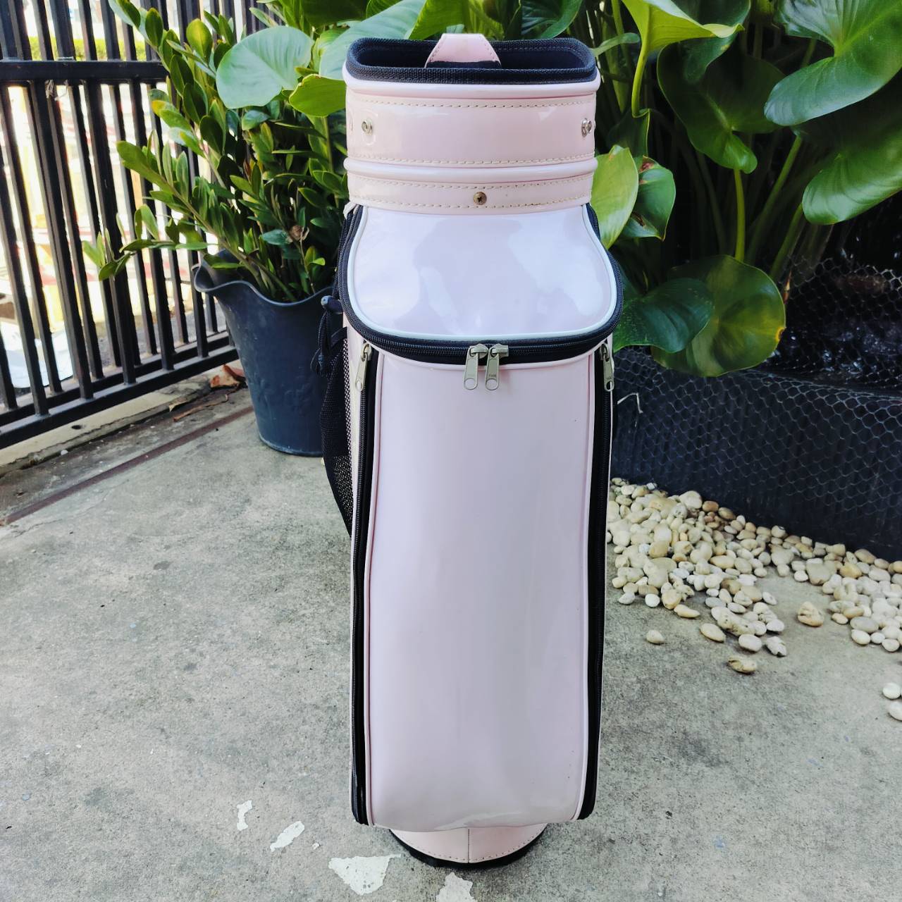 ถุงกอล์ฟ KASCO ของแท้ มือสอง หนังแก้ว สีชมพู สภาพสวย สมบูรณ์ ซิปใช้ได้ดี เป็นรุ่นนิยมของ KASCO ค่ะ