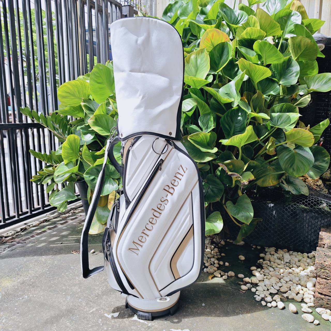 Taylormade x Mercedes-Benz Golf Bag ✨ สำหรับนักกอล์ฟผู้ชื่นชอบความหรูหราและฟังก์ชันที่เหนือระดับ