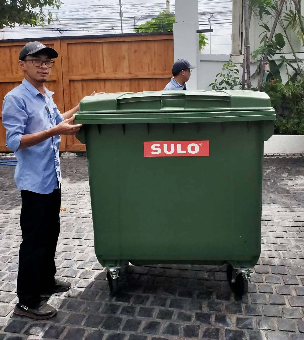 ถังขยะทรงเหลี่ยม รุ่นฝาเรียบ สีเขียว พร้อมล้อเข็น 1100 ลิตร