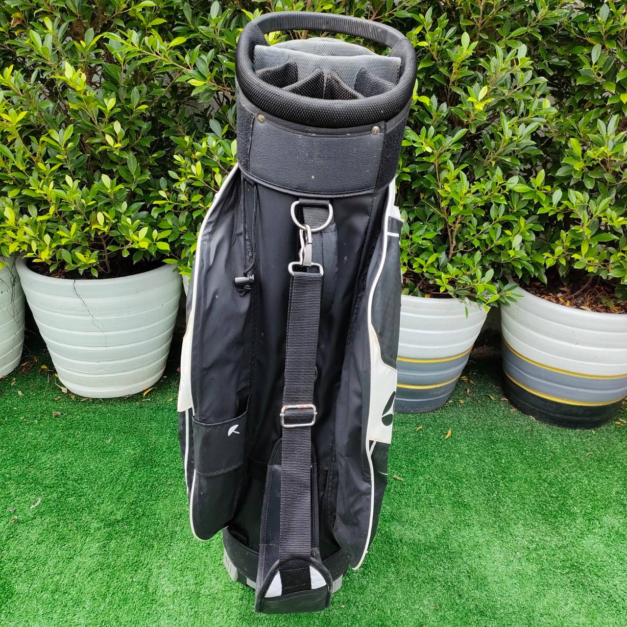 ถุงกอล์ฟมือสอง MOTOCADDY ดีไซน์ออกแบบเท่มากครับ ใส่ไม้แบบ 14 ช่อง สภาพสวยเลย กำลังดังที่ประเทศอังกฤษเลยครับ