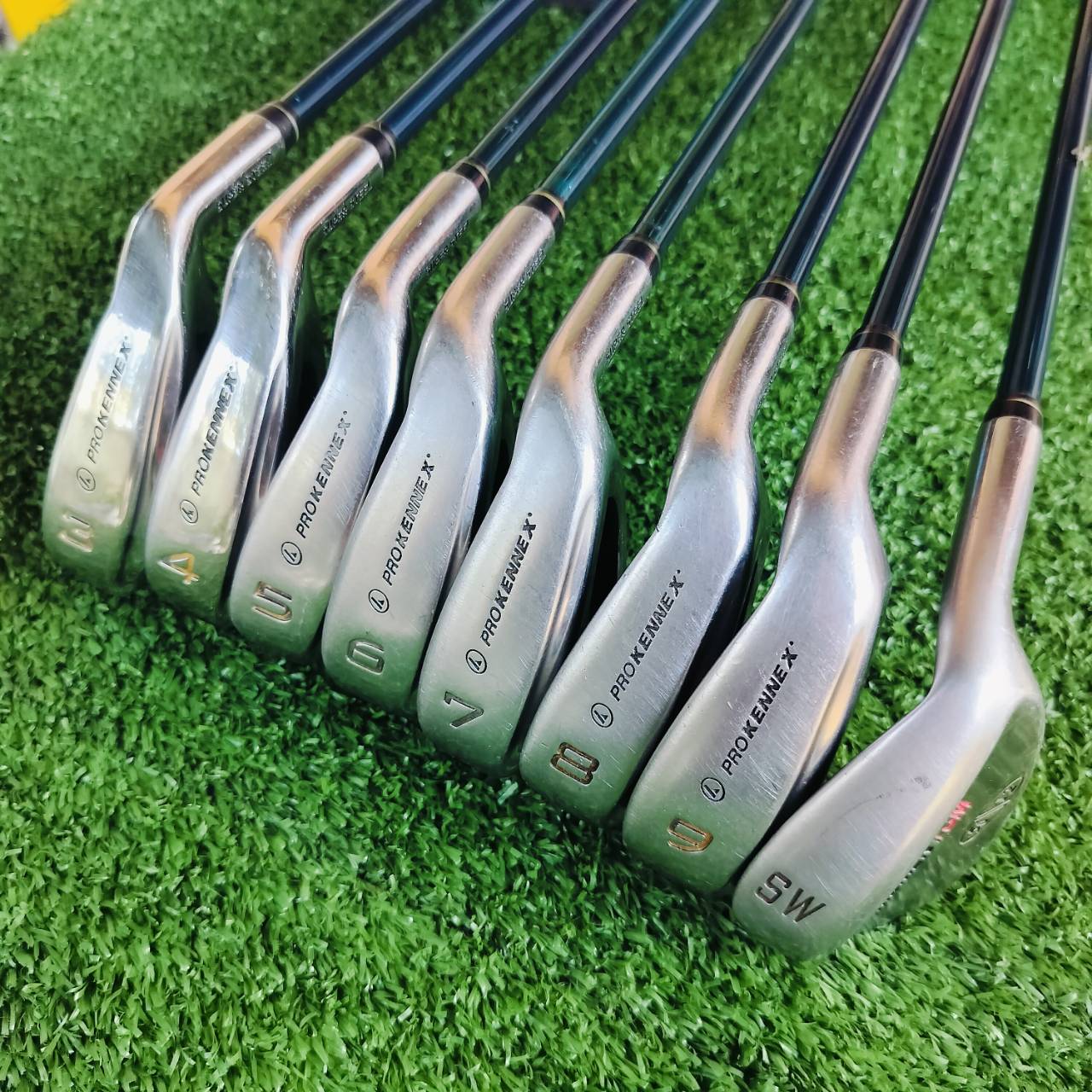 ชุดเหล็ก PROKENNEX MOMENTUM วัสดุ SUPER STEEL ตีนุ่มมาก และเด้งมากๆ ชดเชยความผิดพลาดสูง ตีตรง ตีไกลมาก สภาพสวยมากเดิมๆทุกชิ้น ก้านกราไฟต์ FLEX R ไม้กอล์ฟพรีเมี่ยมมือสอง ของแท้ By NakaraLuxurious