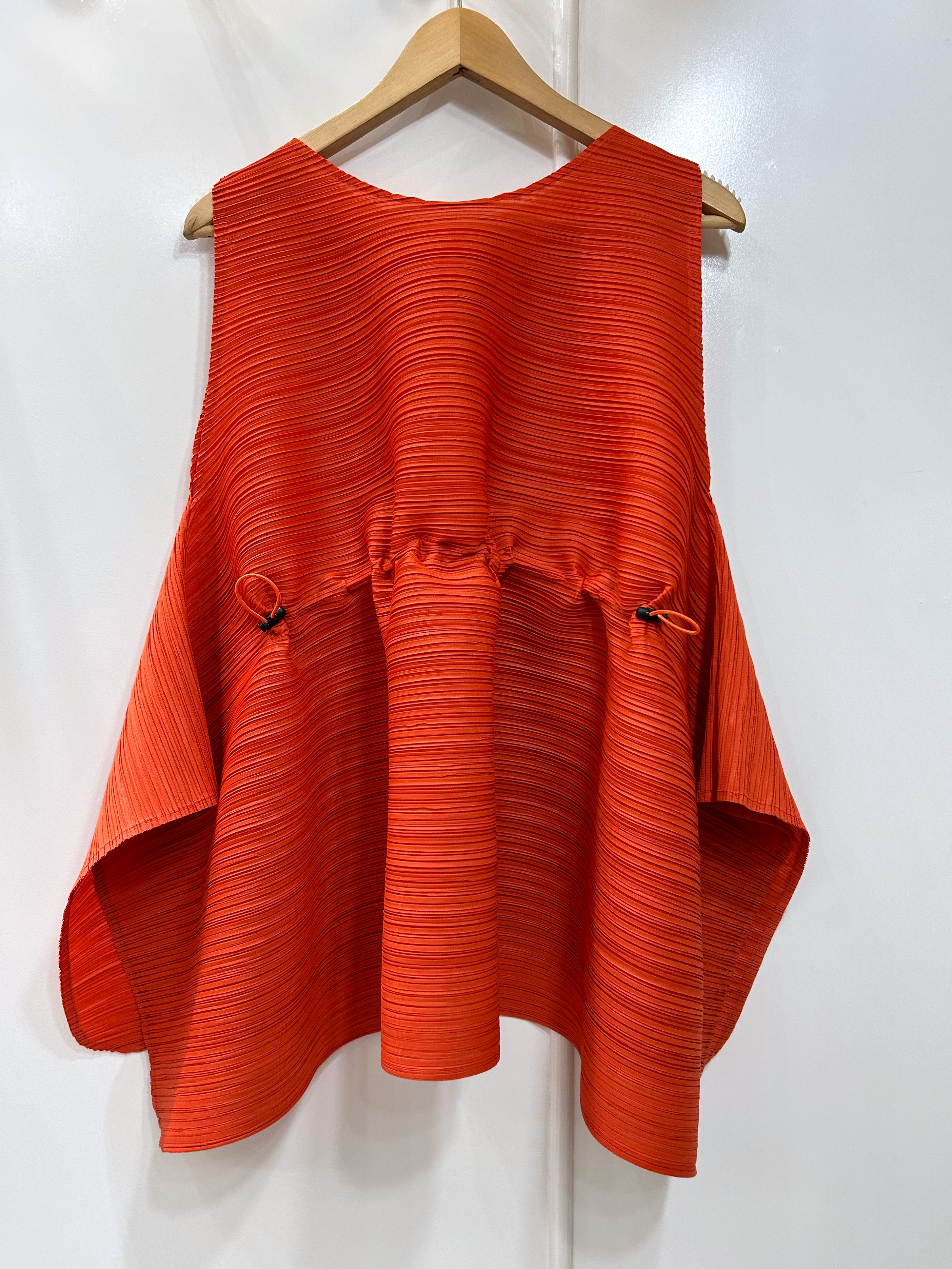 ปรับราคาลง20%!! 2MUAY รุ่น GJO7649 เสื้ออัดพลีทคุณภาพ SLEEVELESS CINCHED WAIST PLEATED TOP 11 สี FREE SIZE