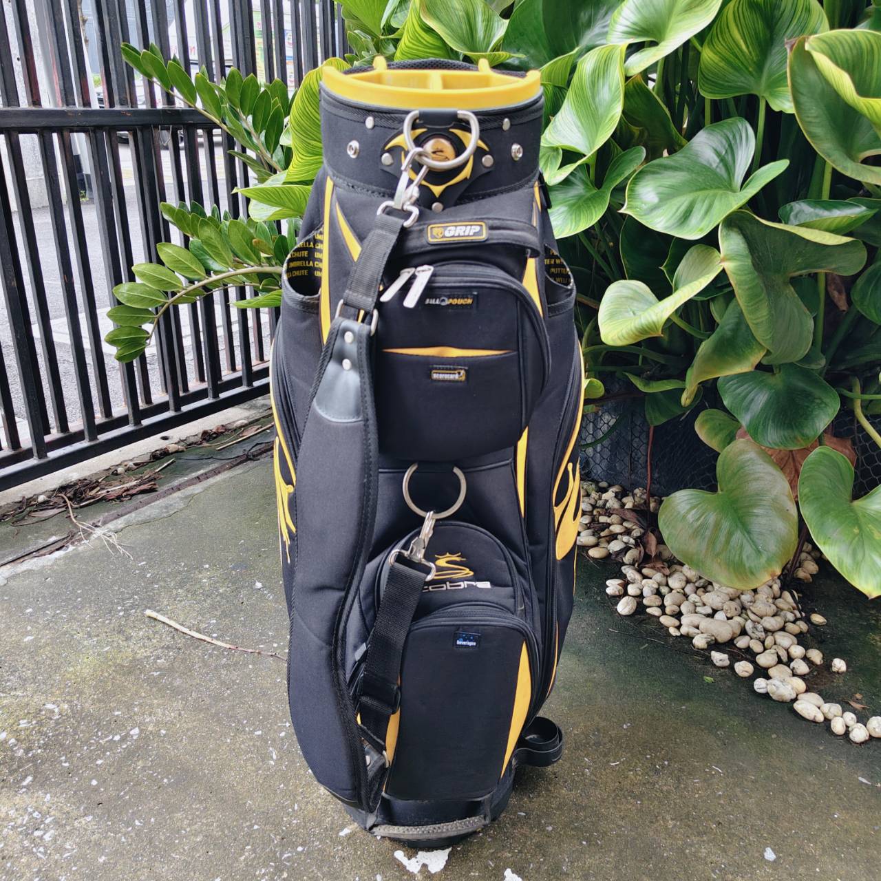 ถุงกอล์ฟ COBRA 14 ช่อง ของแท้ มือสอง สภาพสวยเดิม ออกแบบดีมาก มีช่องใส่ร่มซ่อนไว้