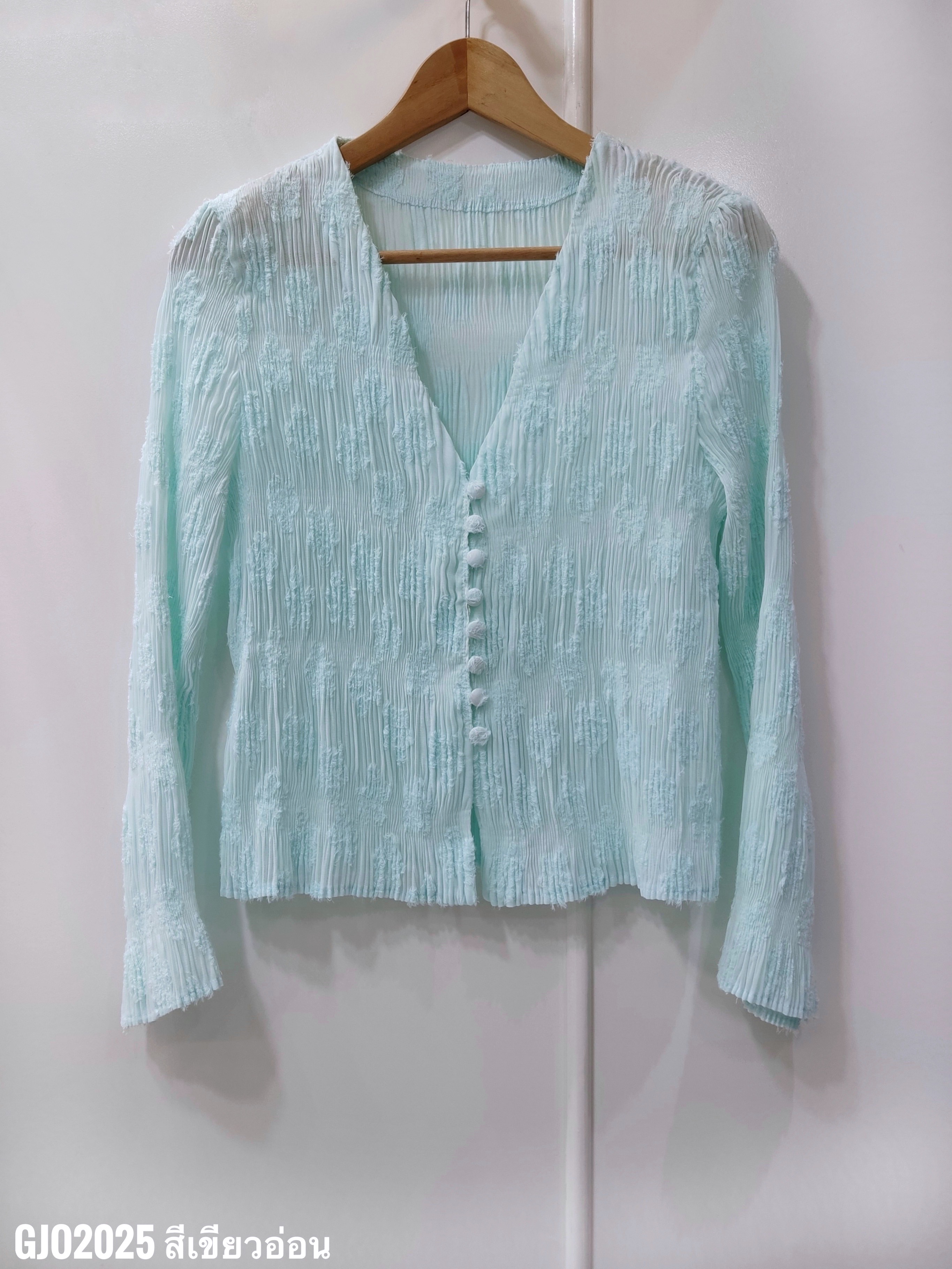 ปรับราคาลง20%!! 2MUAY รุ่น GJO2025 เสื้ออัดพลีทคุณภาพ V NECK BUTTON FRONT CRINKLE PLEATED TOP 6 สี FREE SIZE