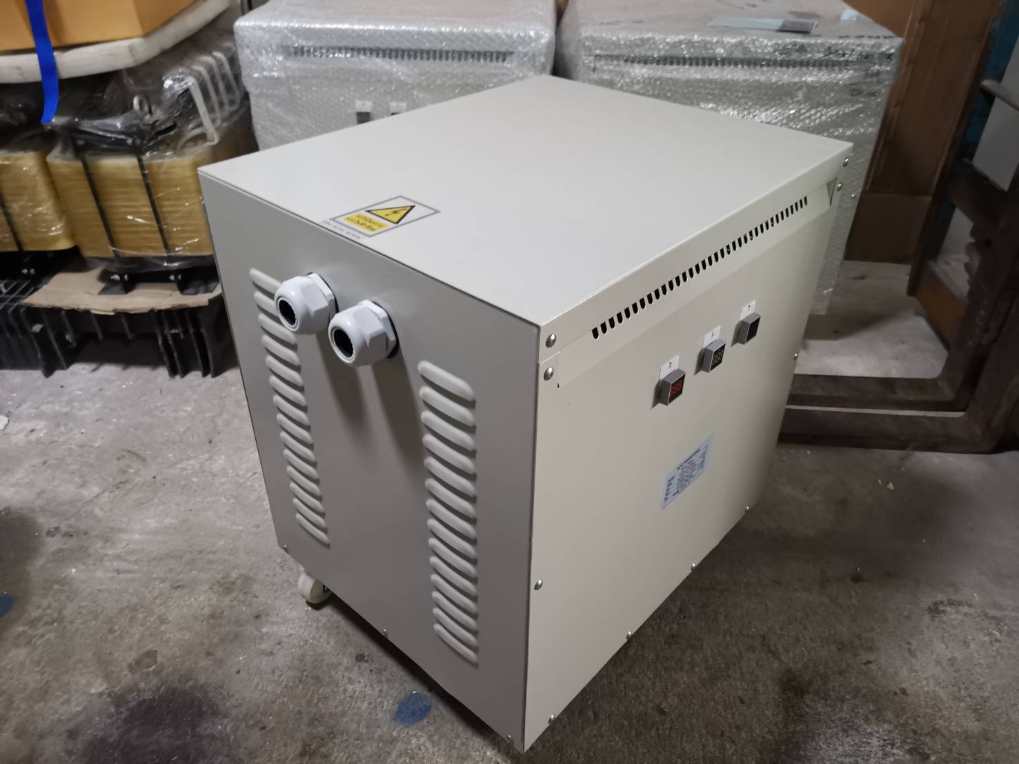 45KVA 3P 50/60Hz in380V[68Amp] / out200V[130Amp]220V[118Amp]+G+N