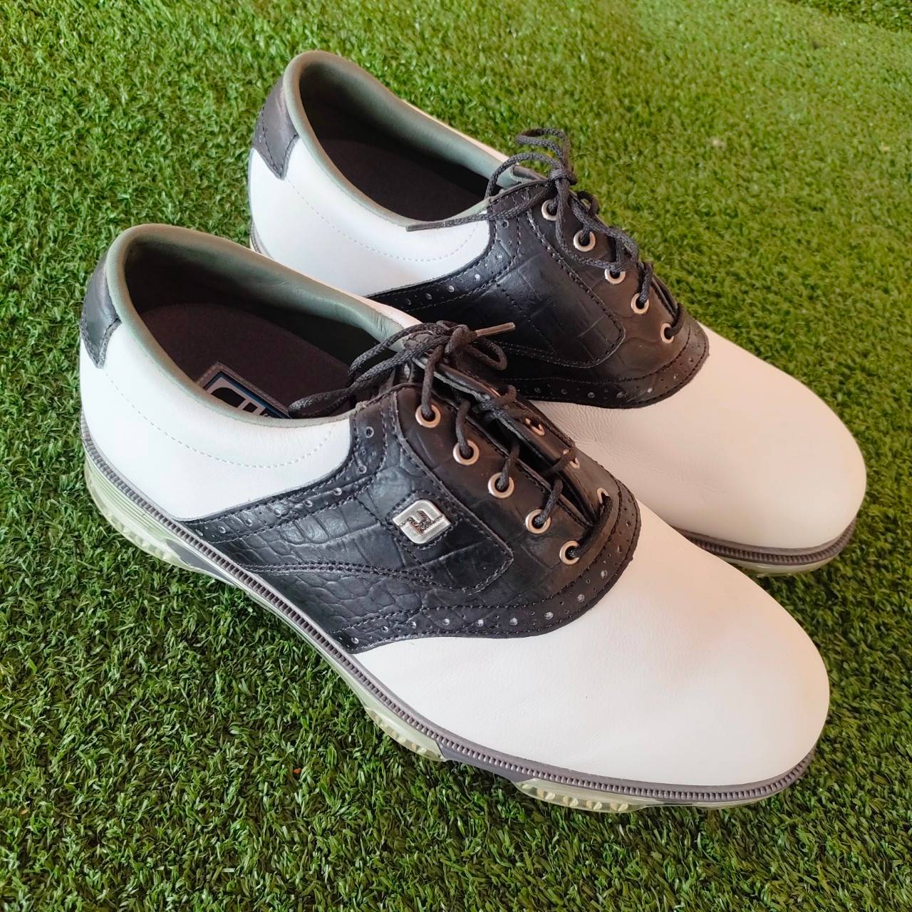 รองเท้ากอล์ฟ FJ มือสอง ไชส์ 9 XW สภาพสวยมาก เหมือนไม่ได้ใช้เลย!!! มีกล่องเดิมมาด้วยเลยค่ะ ขายบนห้างราคาเกือบหมื่น ไม้กอล์ฟมือสอง ของแท้ BY NakaraLuxurious