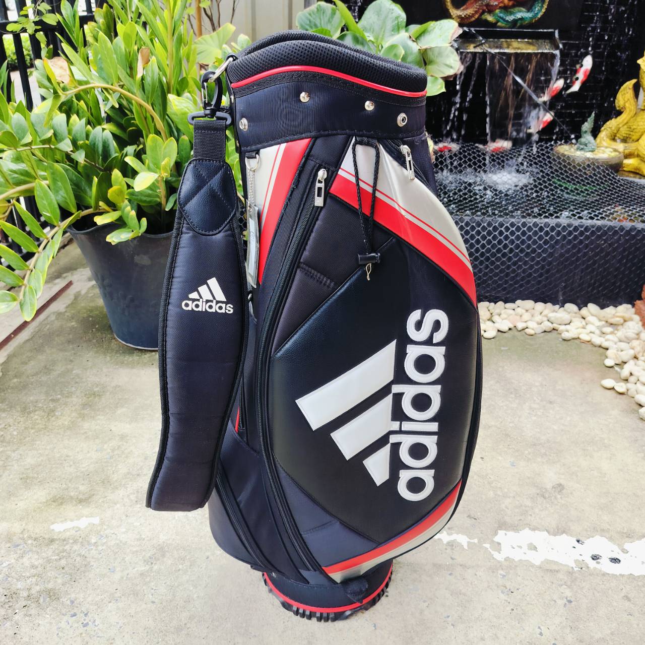 ถุงกอล์ฟ ADIDAS ของแท้ มือสอง สภาพสวยมาก เดิมๆ คุณภาพดีมาก ถุงเบากันน้ำ ของใหม่มีราคาแพงมาก!!!